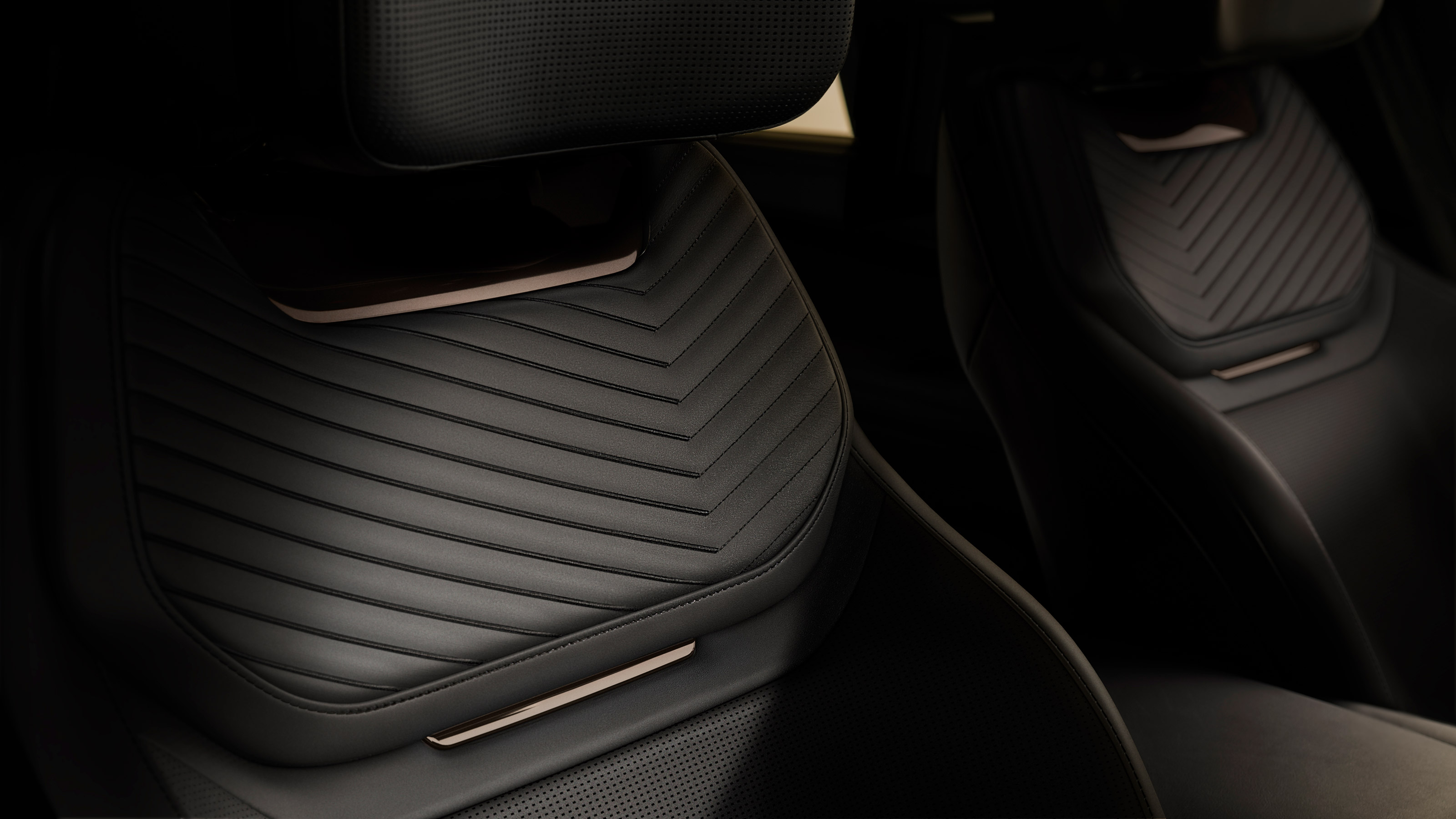 Range Rover SV Black - seat detail