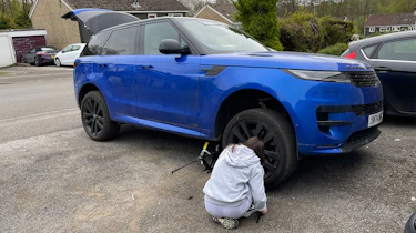 Range Rover Sport P550e Autobiography long-term - changing tyre