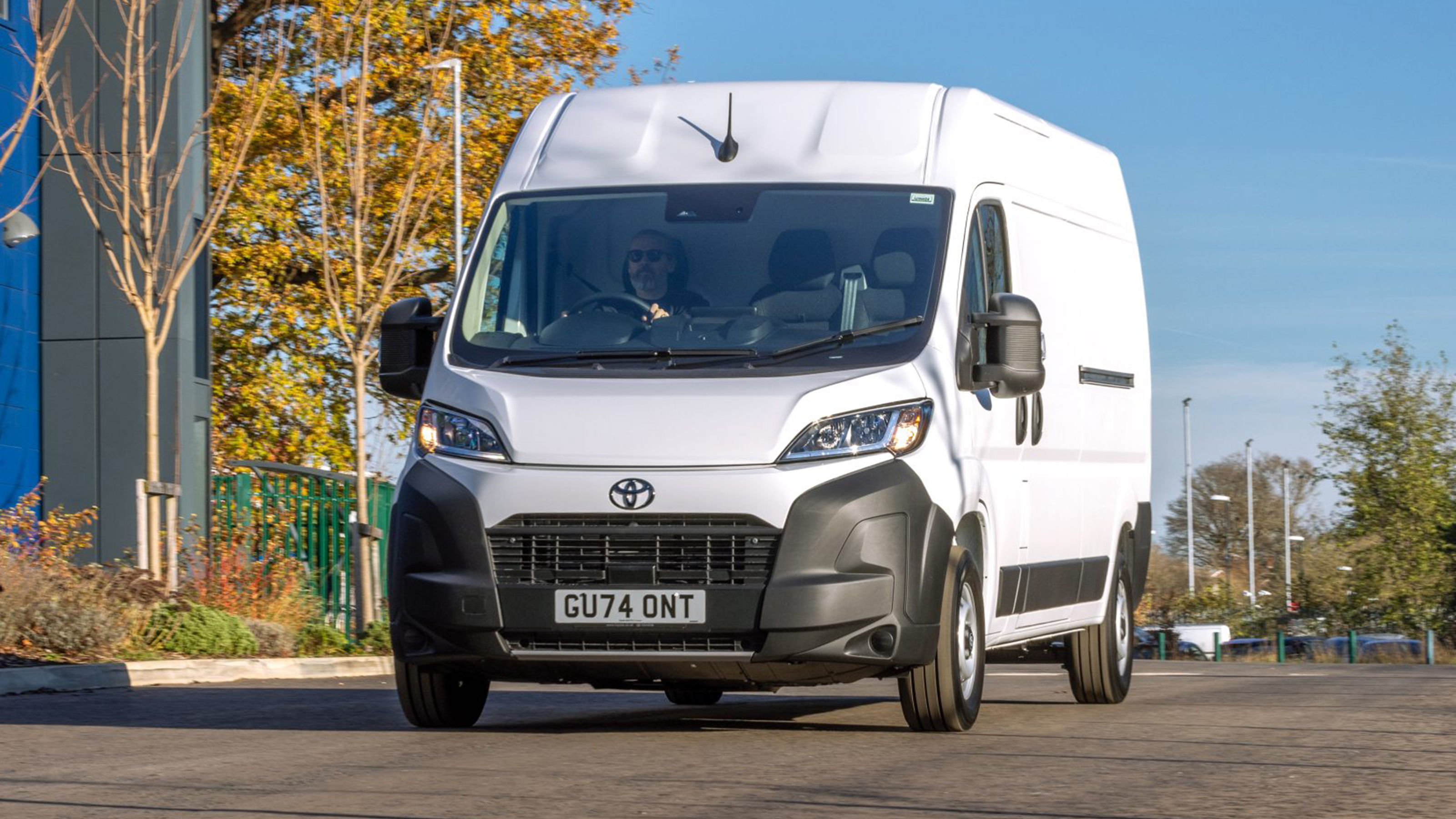 Toyota Proace Max - front tracking
