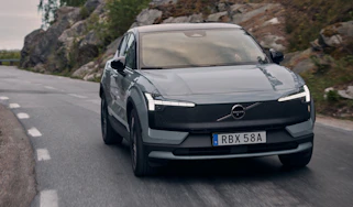 Volvo EX30 Cross Country - front cornering