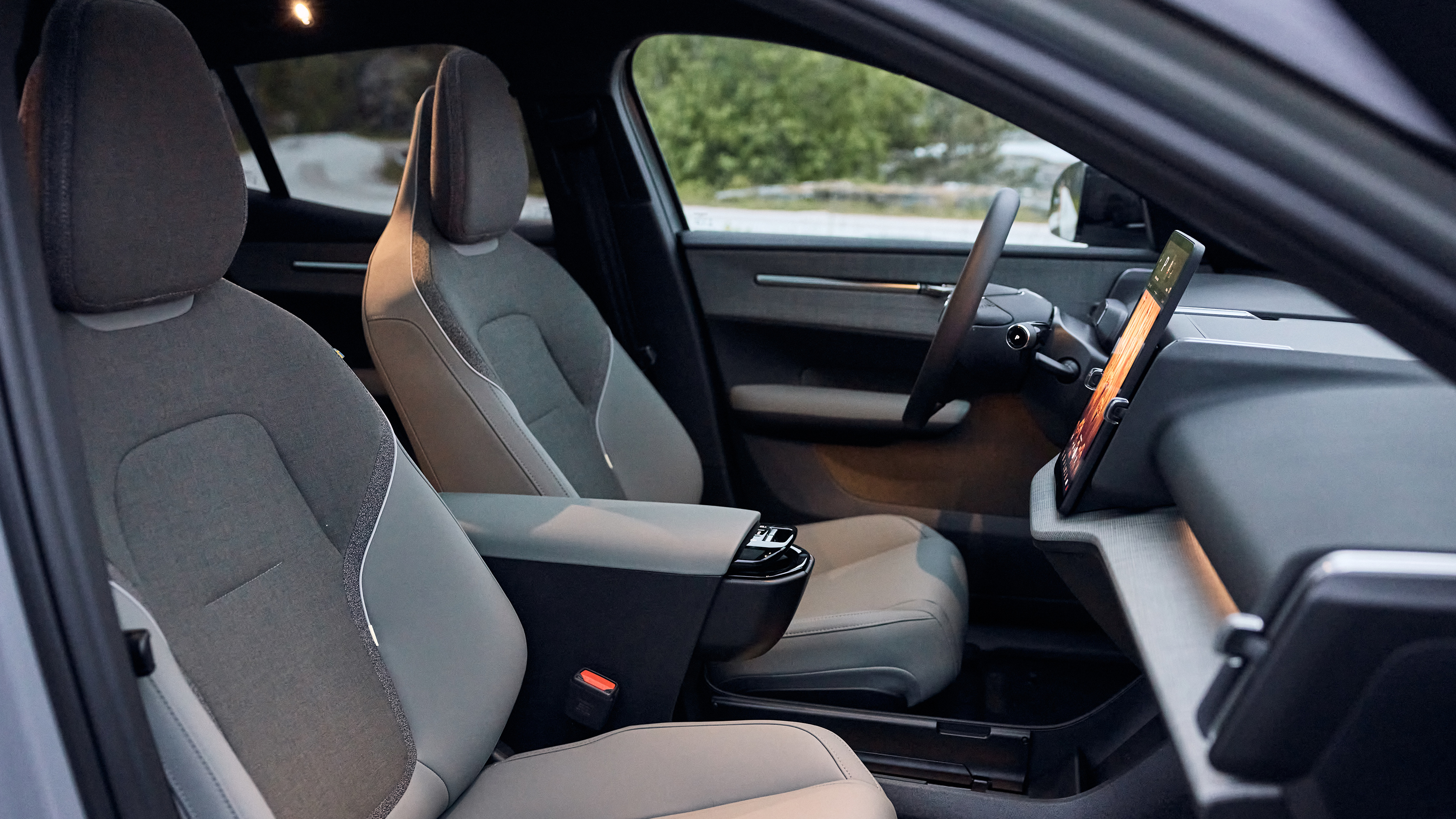 Volvo EX30 Cross Country - front seats