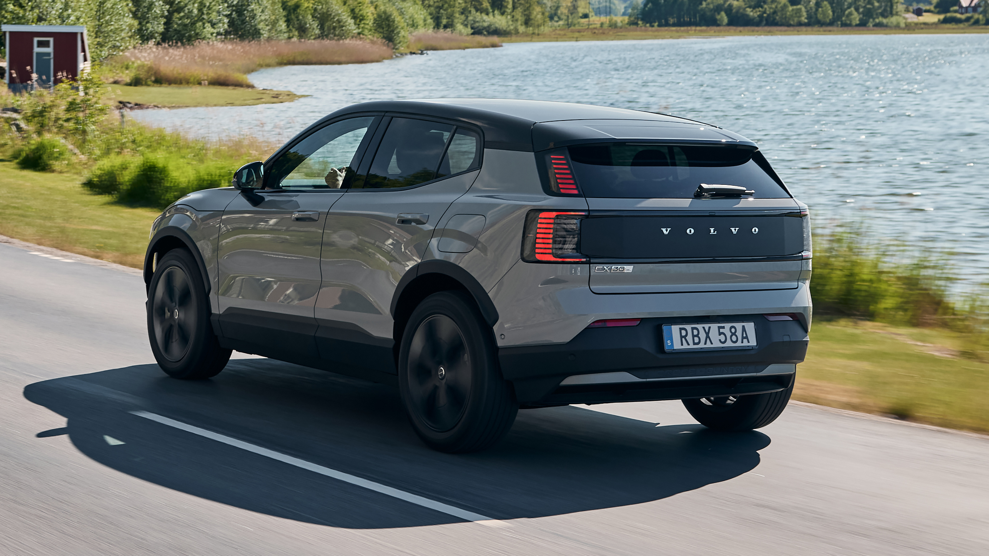 Volvo EX30 Cross Country - rear tracking