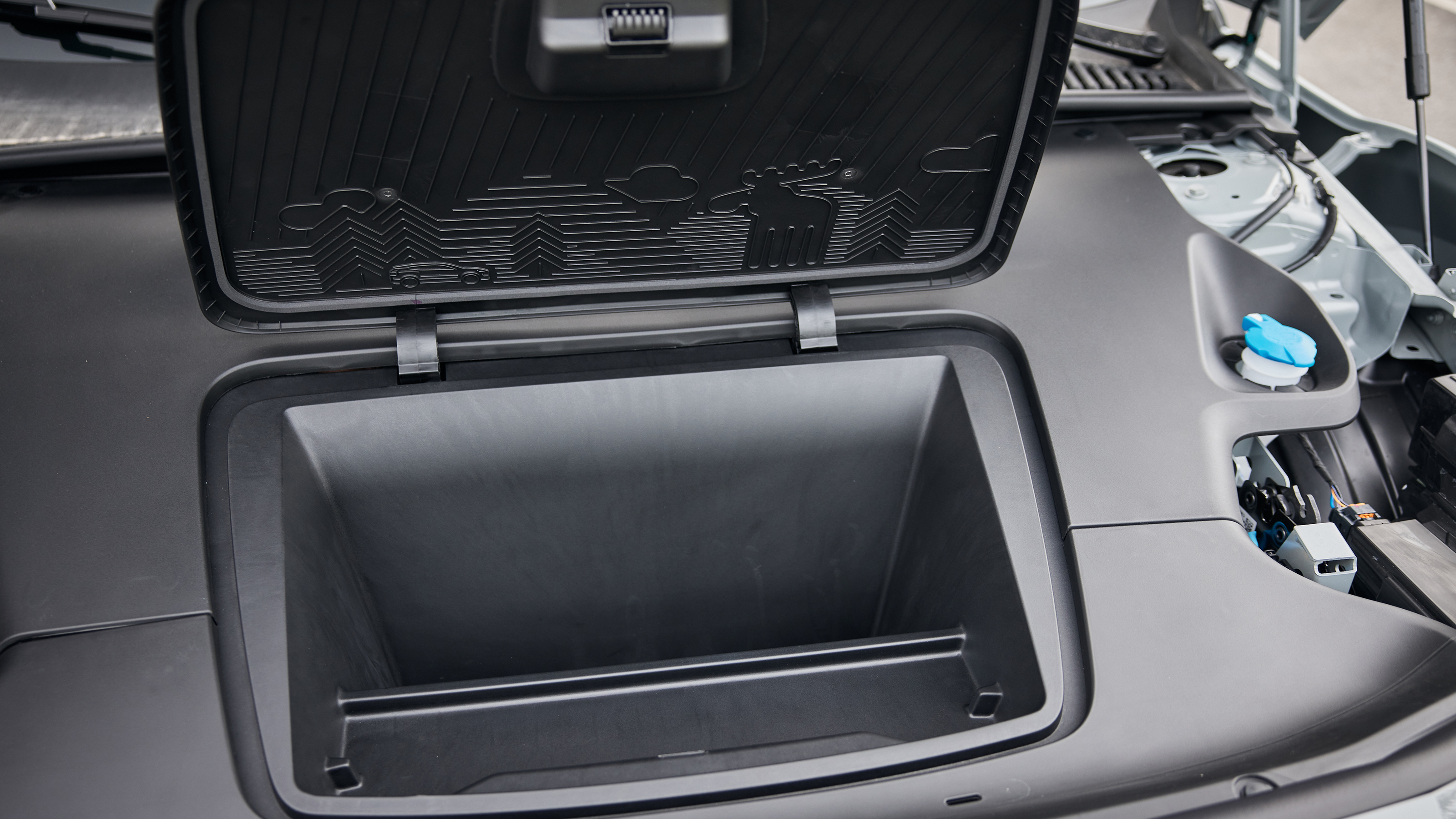 Volvo EX30 Cross Country - under-bonnet storage