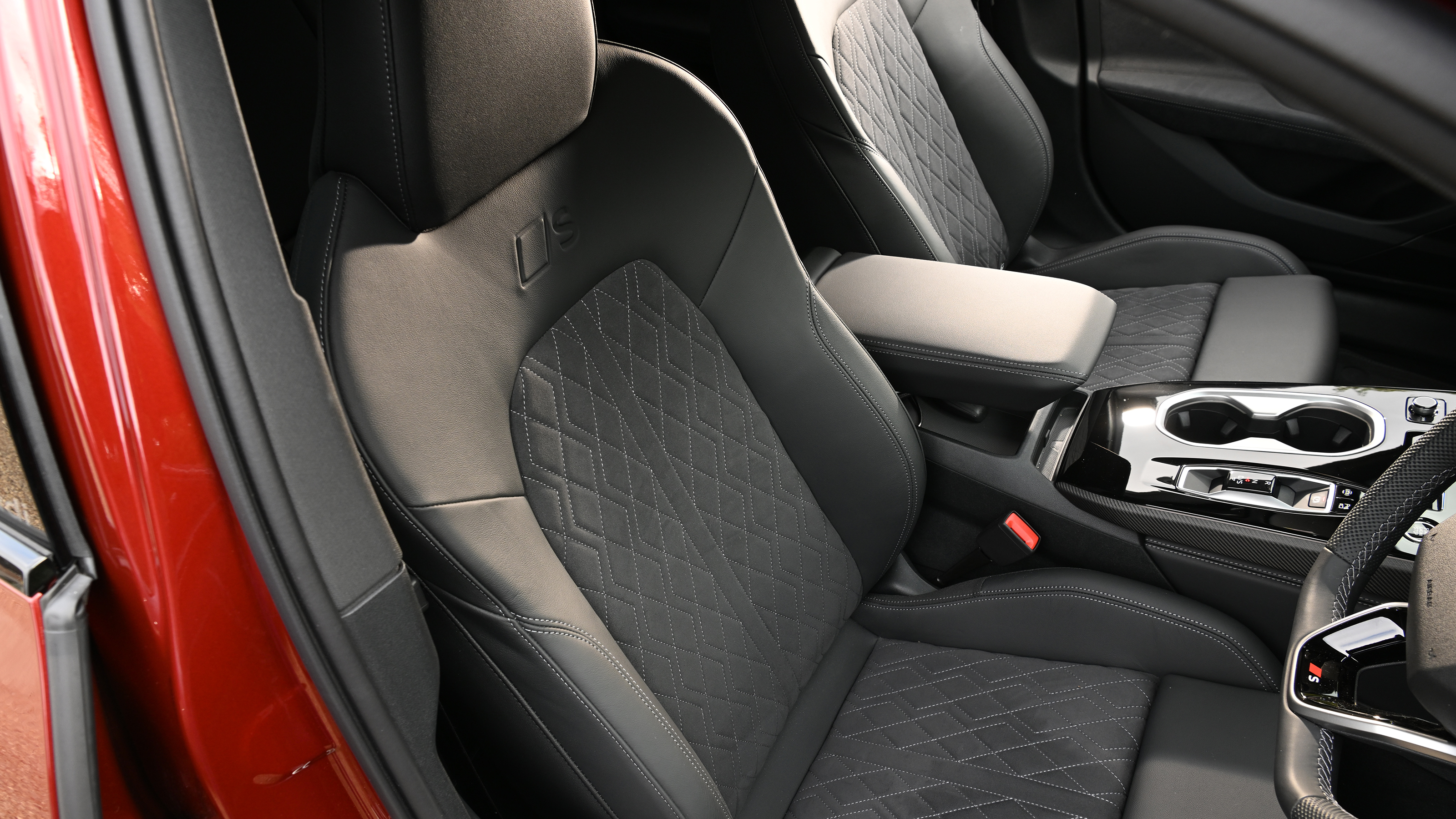 Audi A6 e-Hybrid - front seats