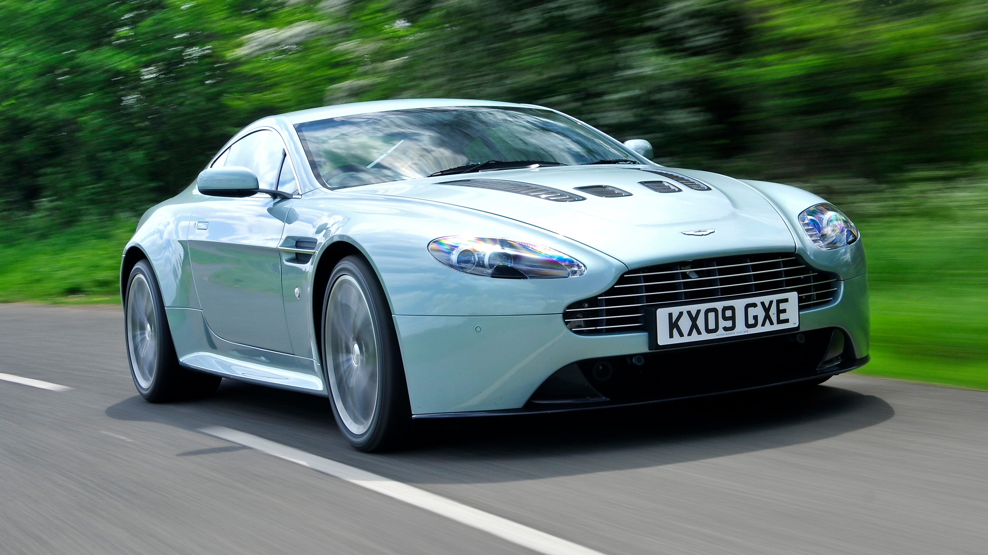 Aston Martin V12 Vantage - front tracking