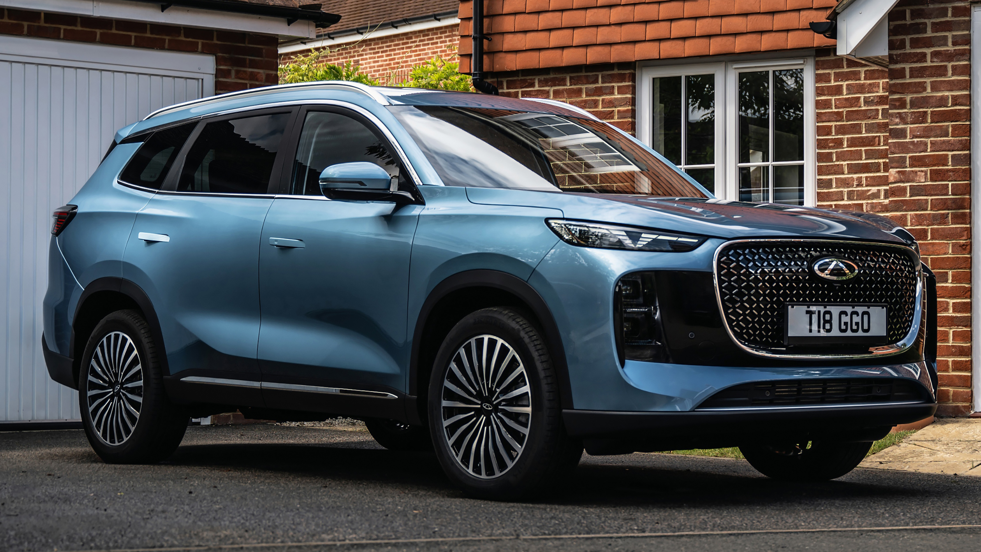 CHERY TIGGO 8 - front 3/4 static blue