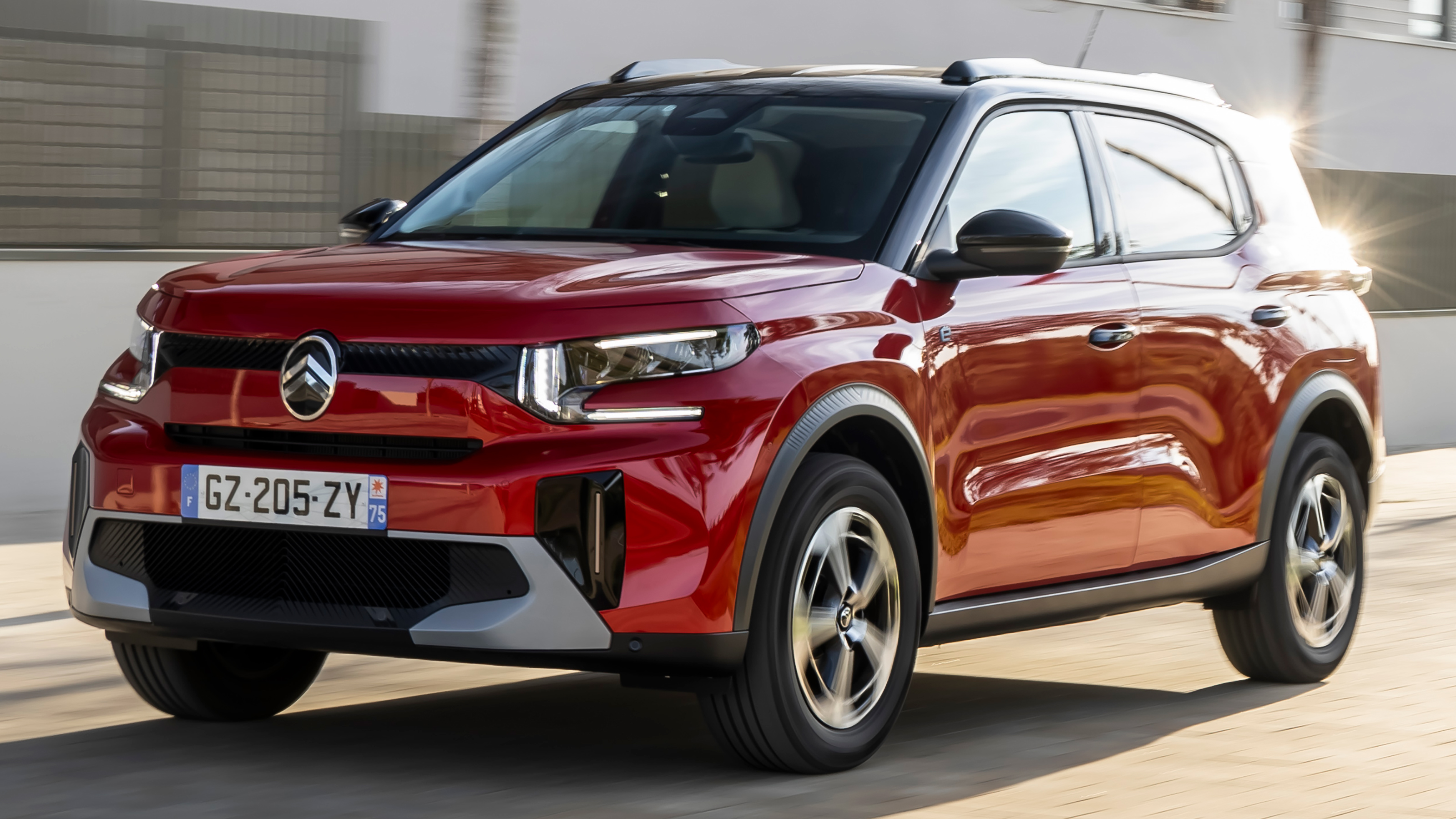 Citroen e-C3 Aircross Extended Range - front tracking