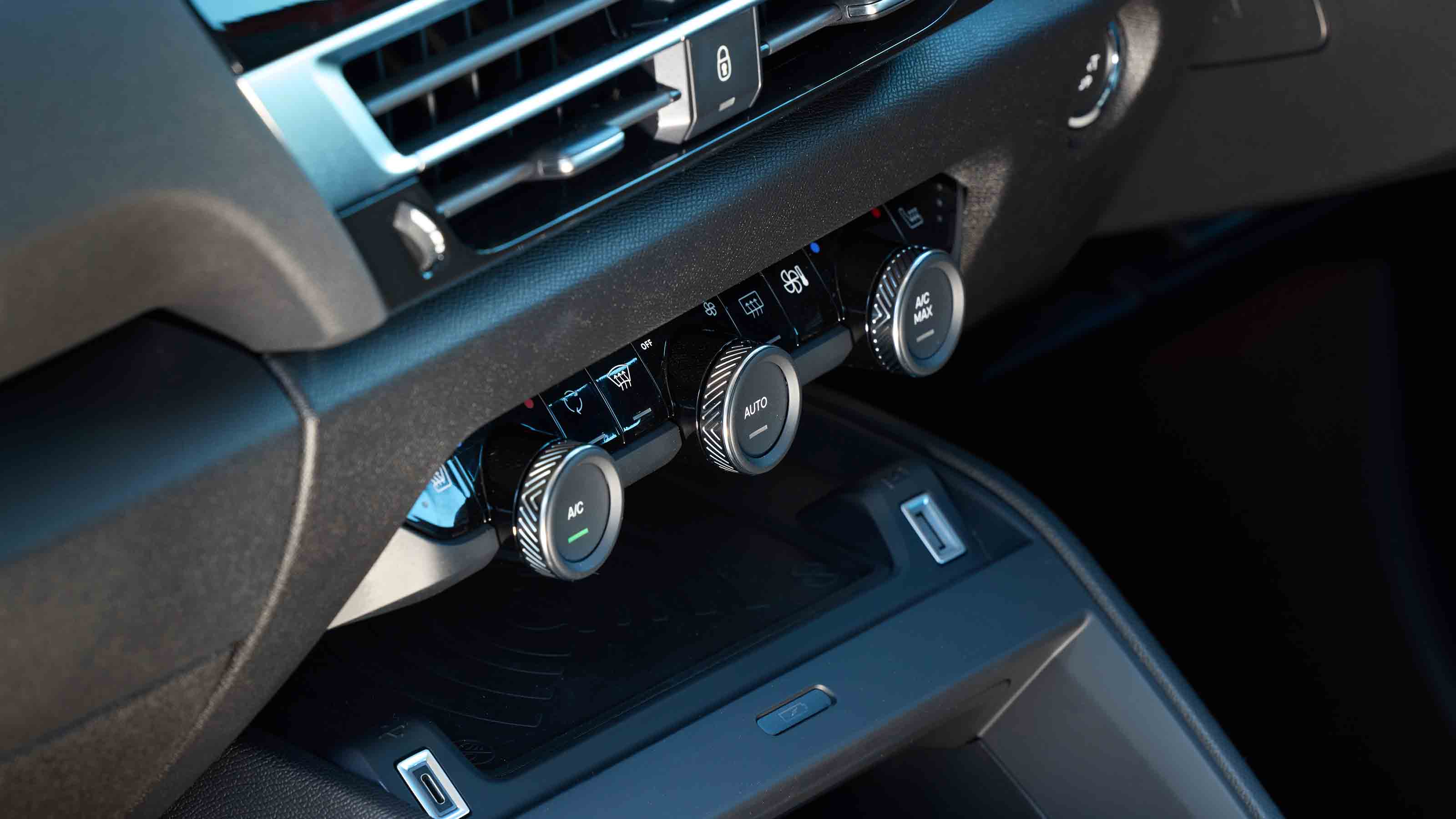 Citroen e-C4 X - climate control detail