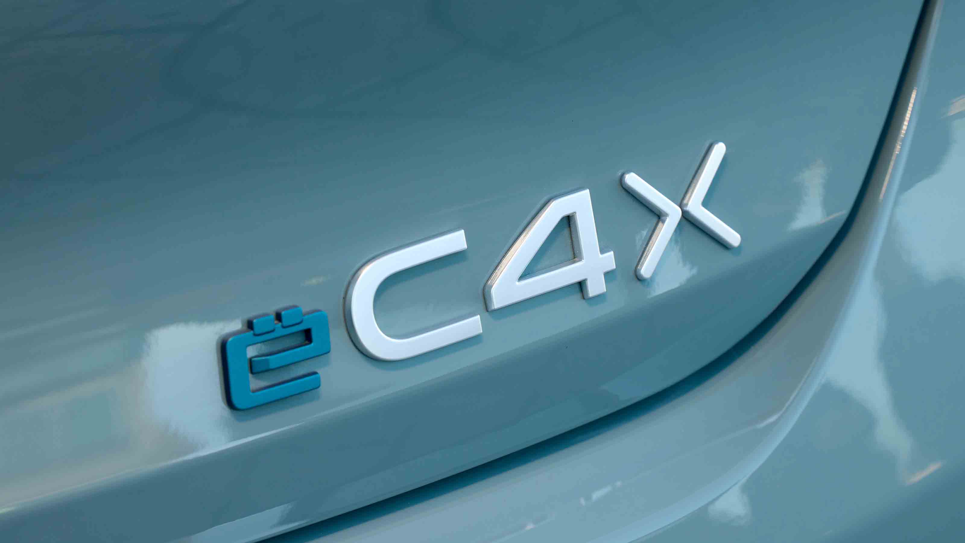 Citroen e-C4 X - badge detail