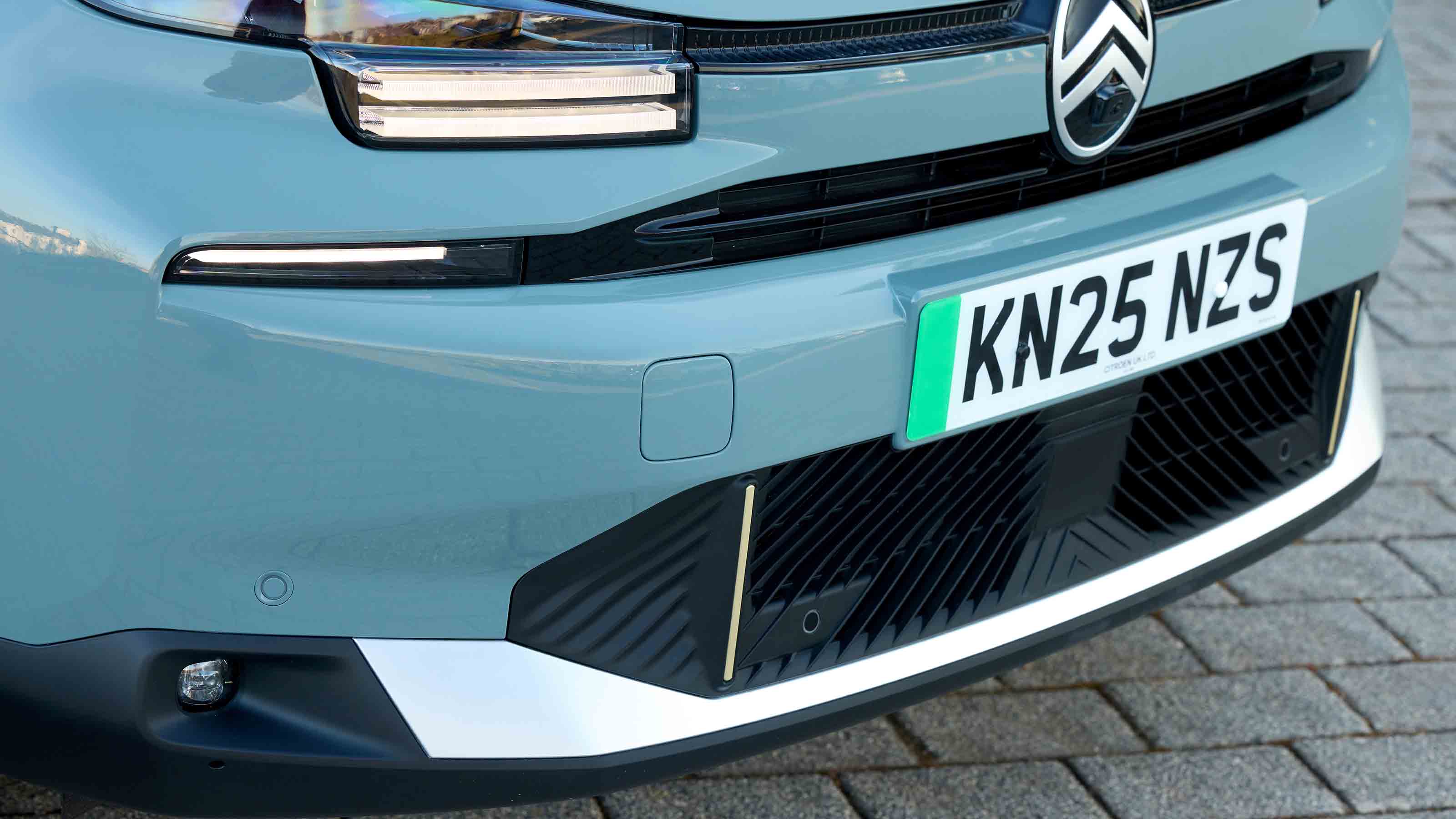 Citroen e-C4 X - grille detail