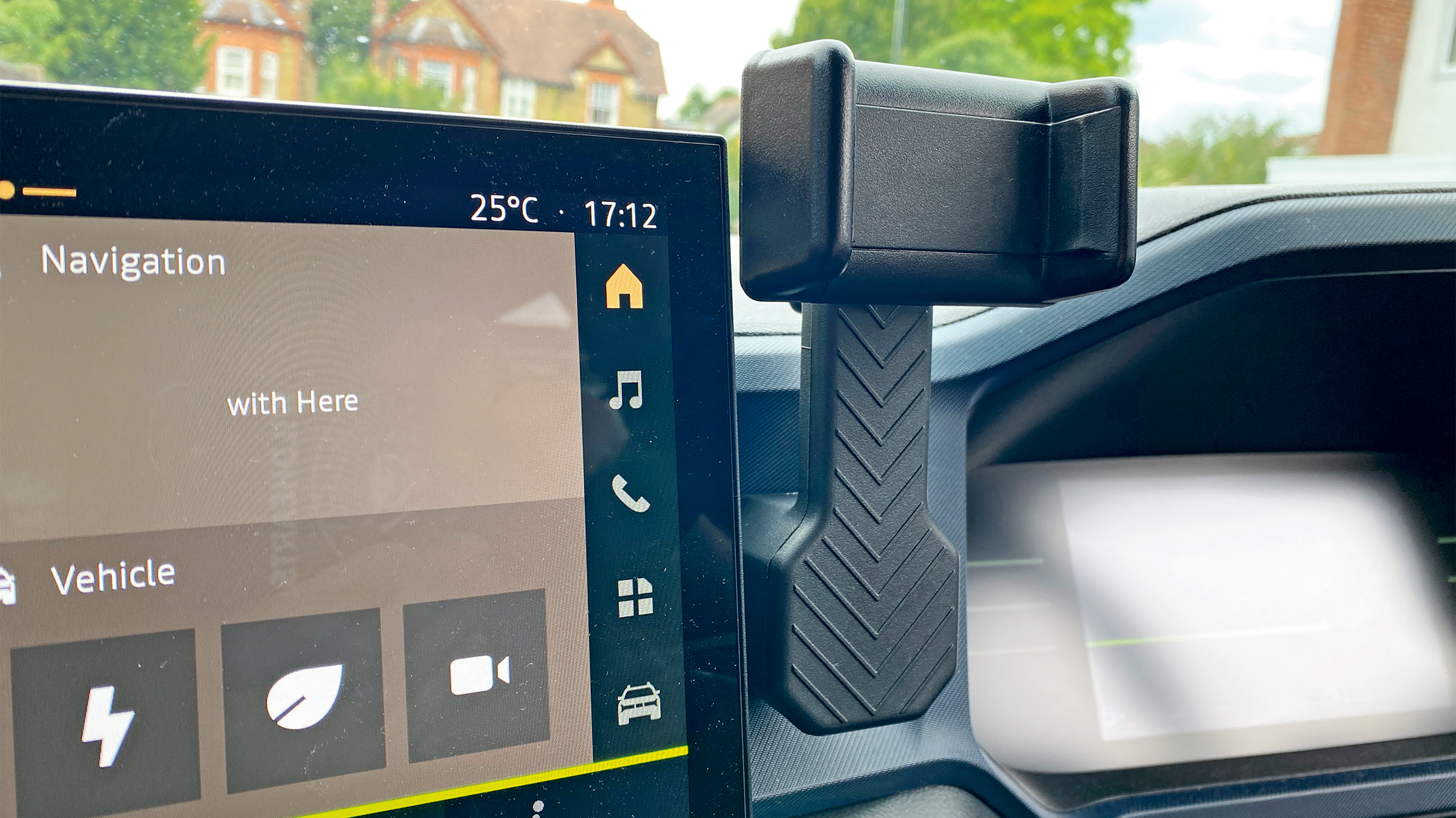 Dacia fleetwatch with YouClip phone mount