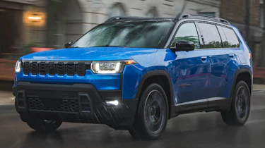 New Jeep Cherokee - blue dynamic front 3/4 in the wet