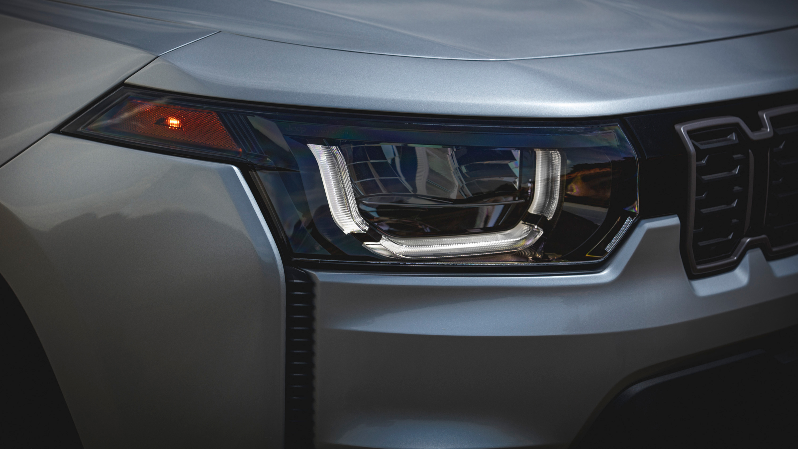 New Jeep Cherokee - silver headlight