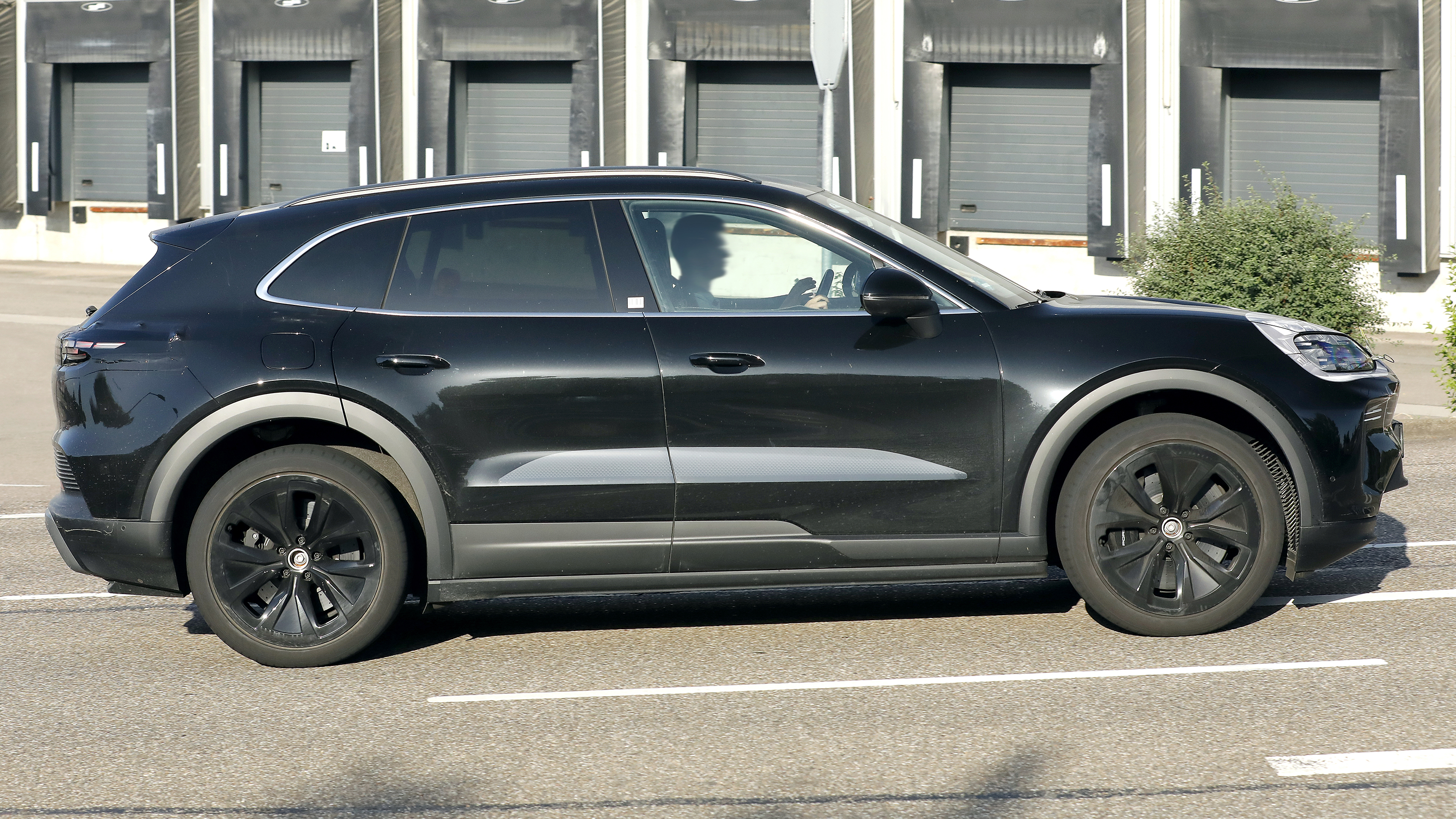 Porsche Cayenne Electric - side profile