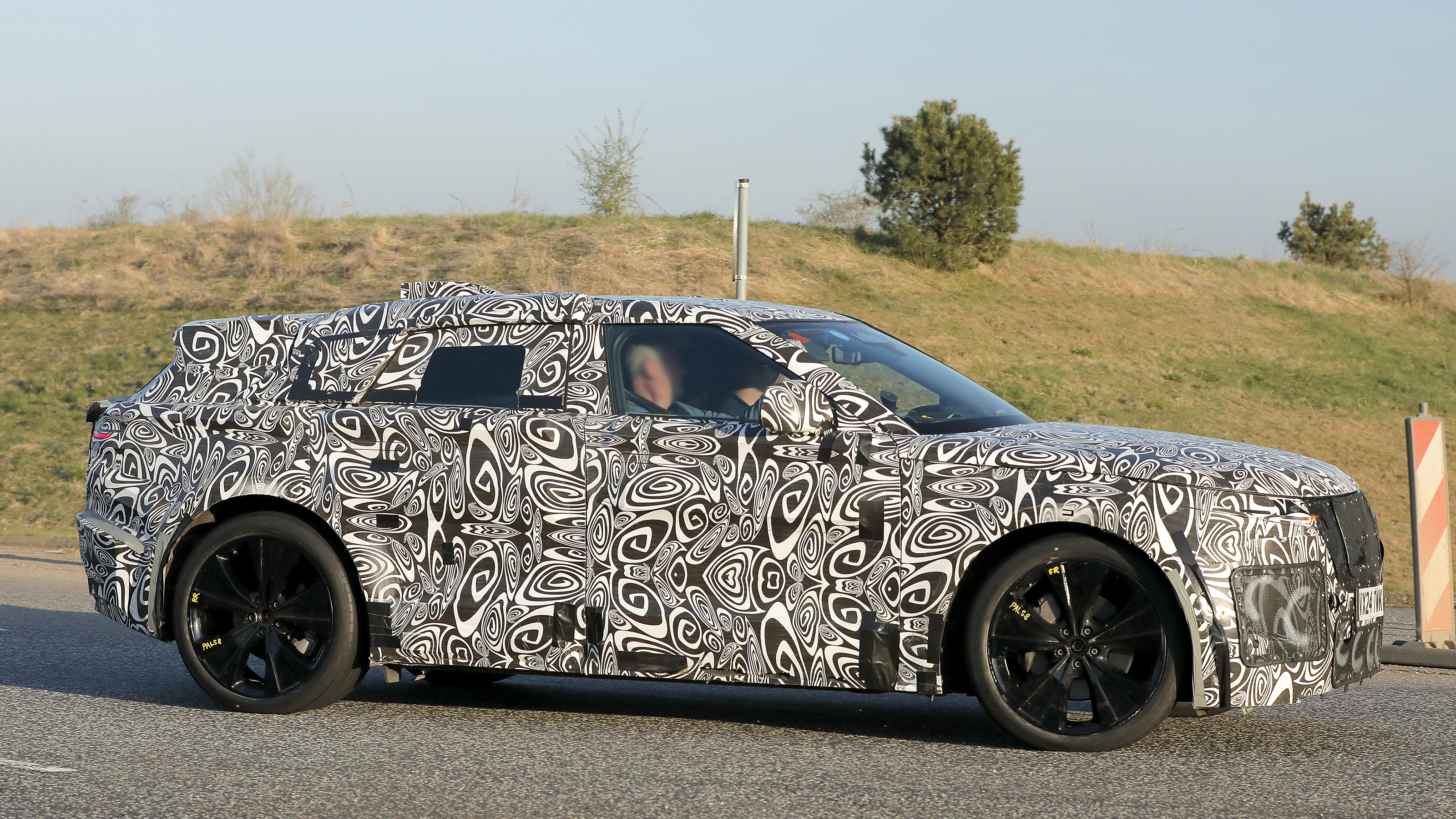 Range Rover Velar EV - spyshot 2