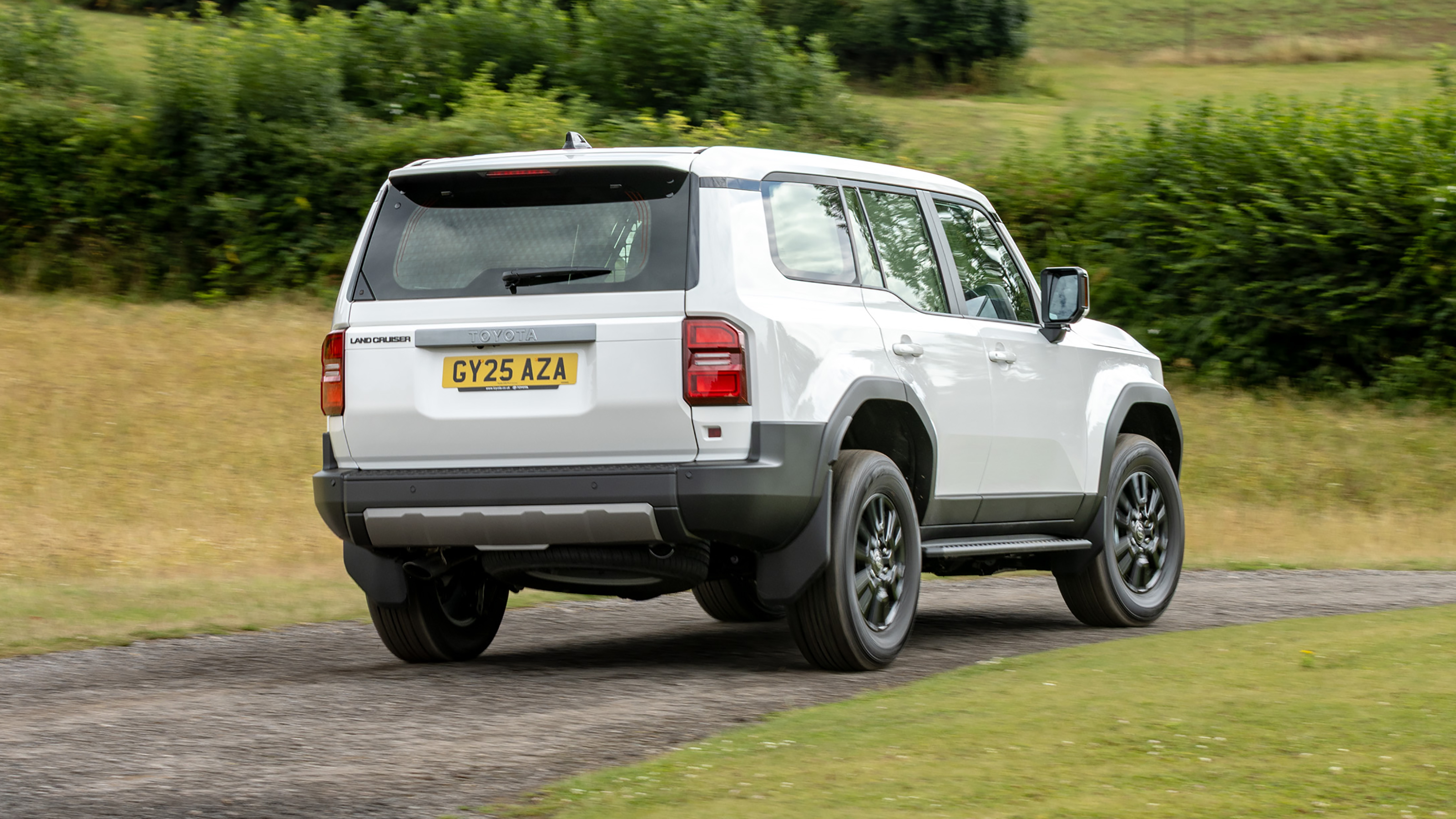 Toyota Land Cruiser Commercial - rear cornering