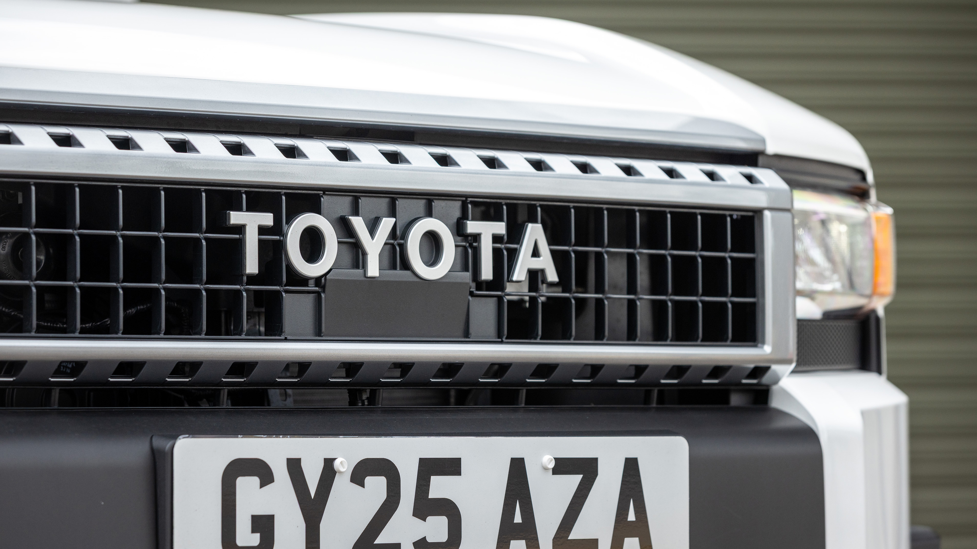 Toyota Land Cruiser Commercial - front grille
