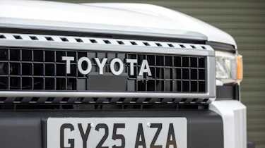 Toyota Land Cruiser Commercial - front grille