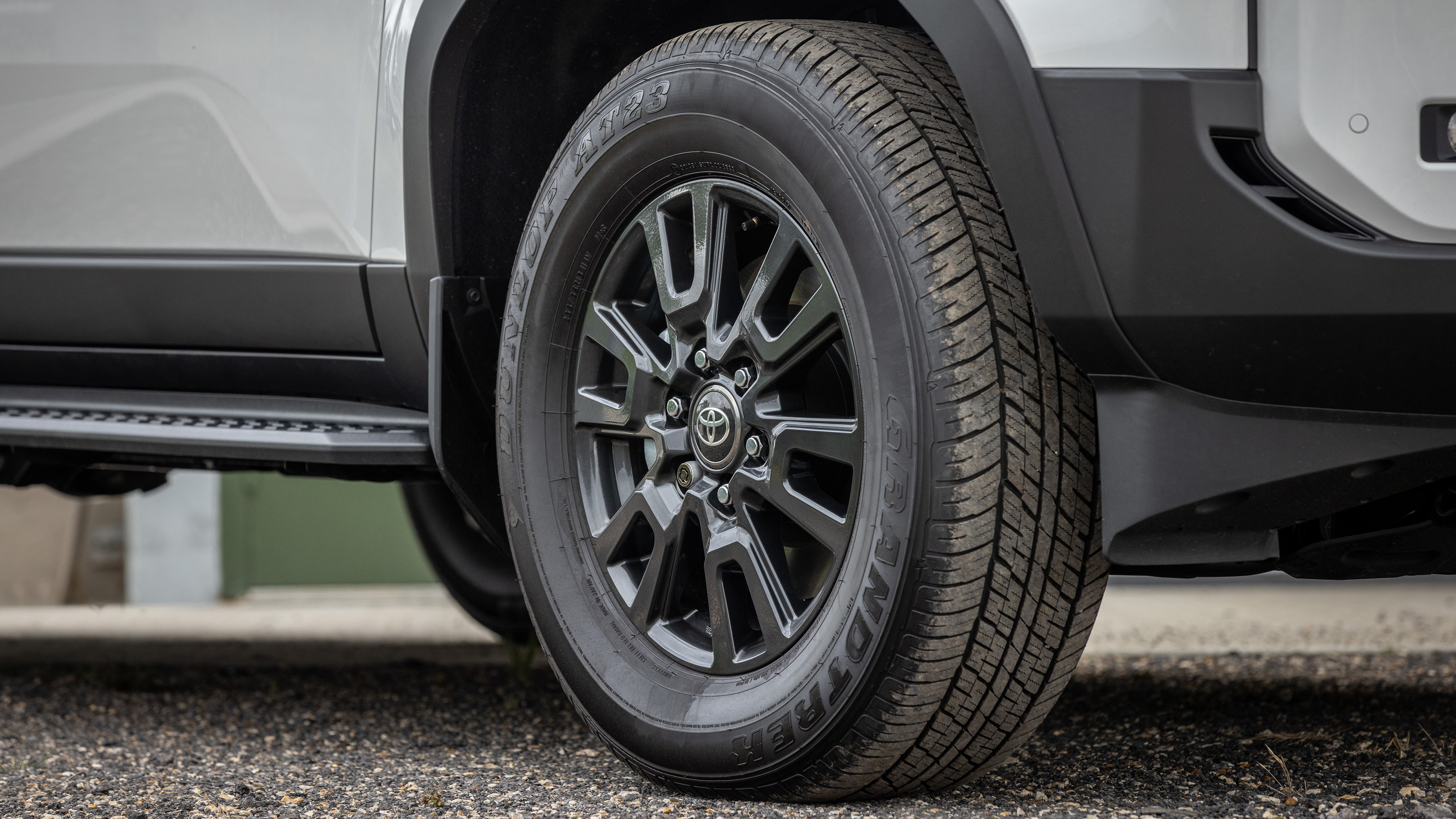 Toyota Land Cruiser Commercial - wheel