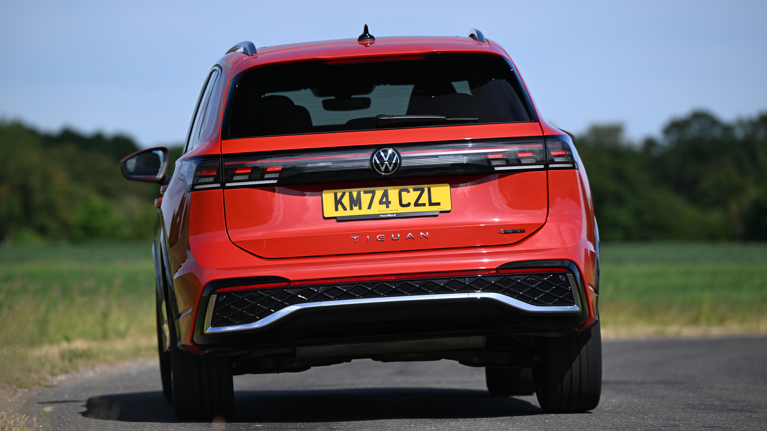 Volkswagen Tiguan R-Line 2.0 TSI 4Motion - rear cornering
