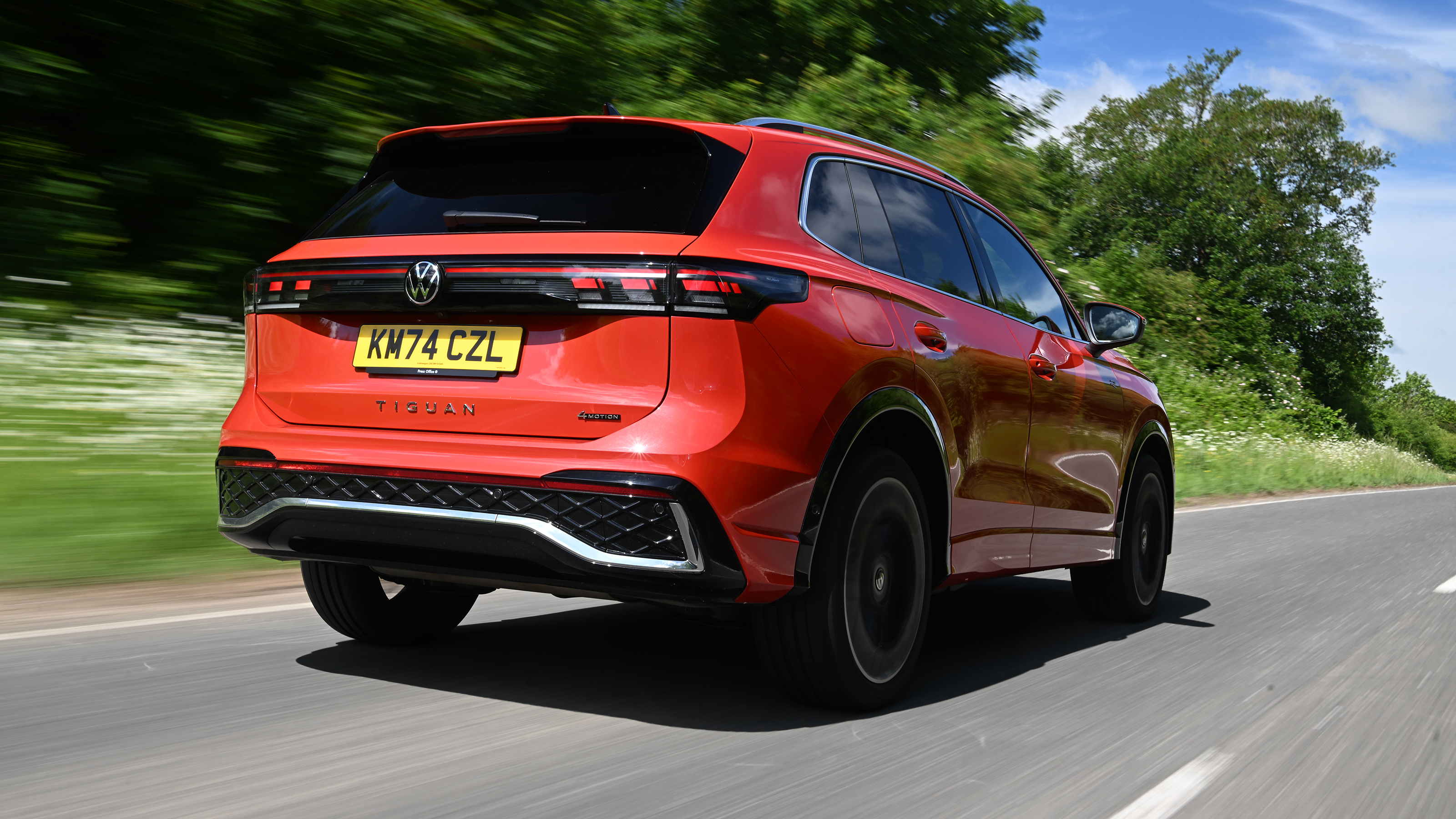 Volkswagen Tiguan R-Line 2.0 TSI 4Motion - rear tracking