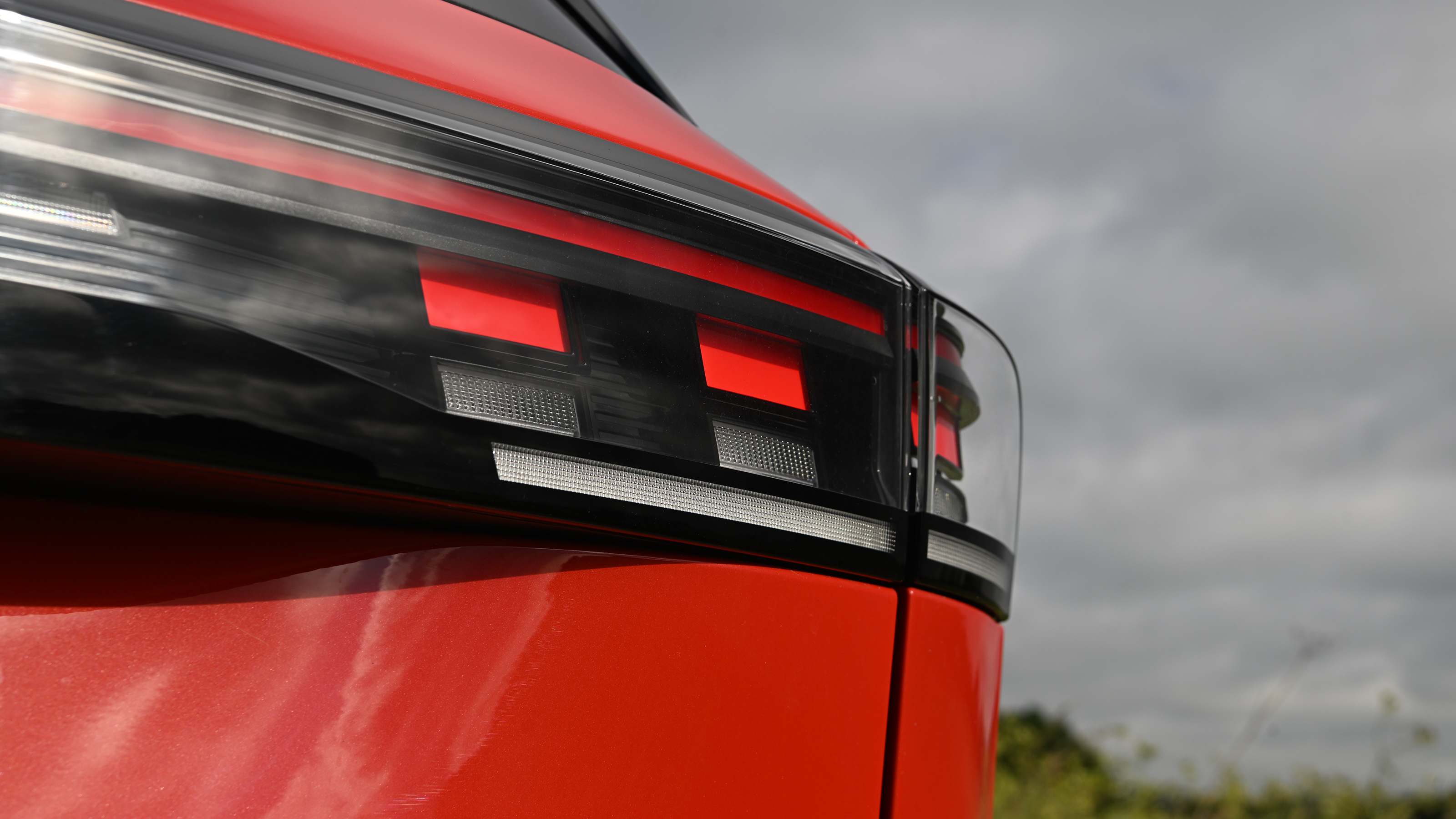 Volkswagen Tiguan R-Line 2.0 TSI 4Motion - tail light