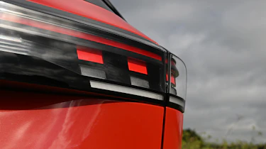 Volkswagen Tiguan R-Line 2.0 TSI 4Motion - tail light