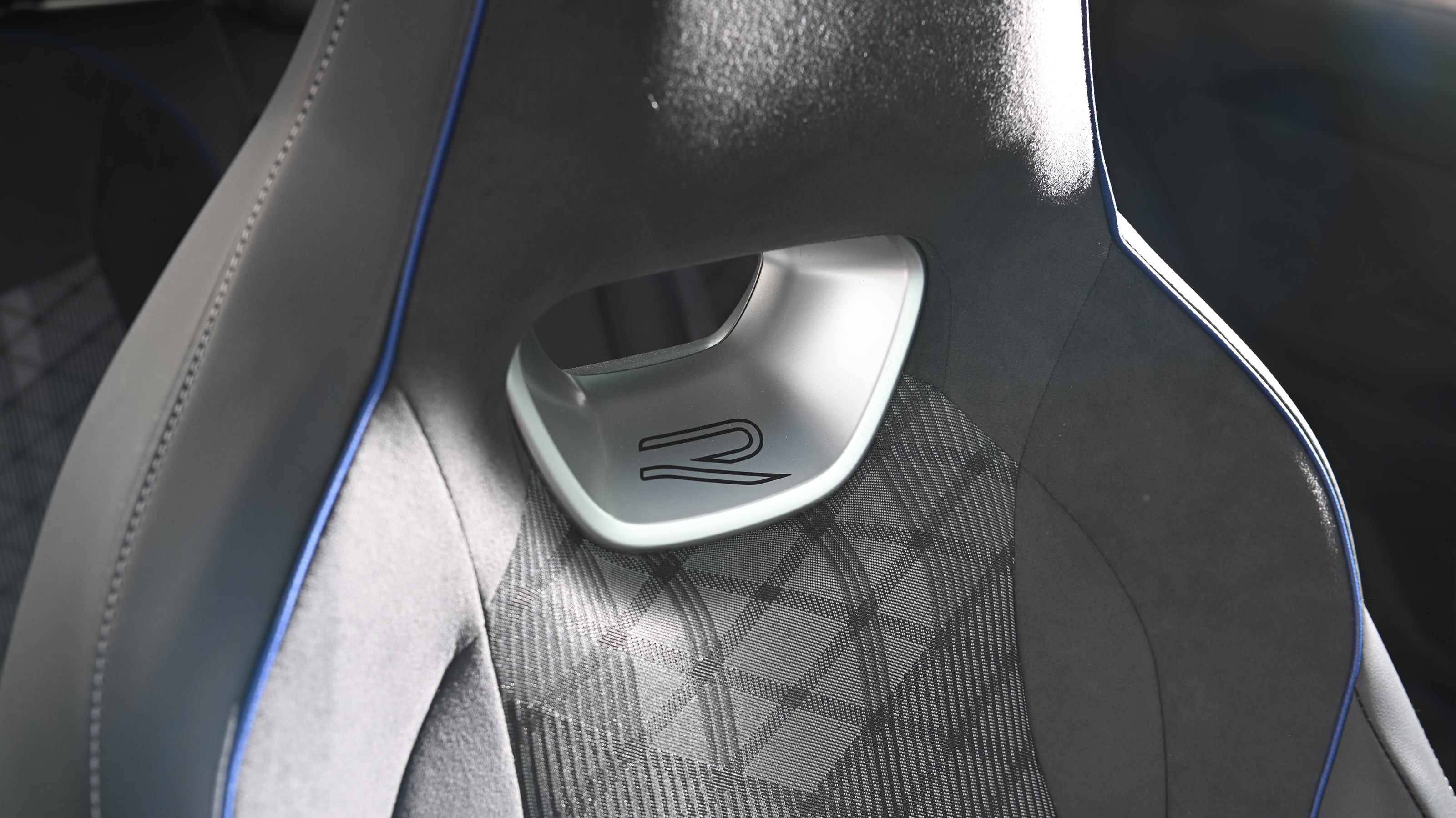 Volkswagen Tiguan R-Line 2.0 TSI 4Motion - seat head restraint