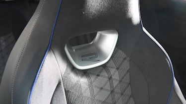 Volkswagen Tiguan R-Line 2.0 TSI 4Motion - seat head restraint