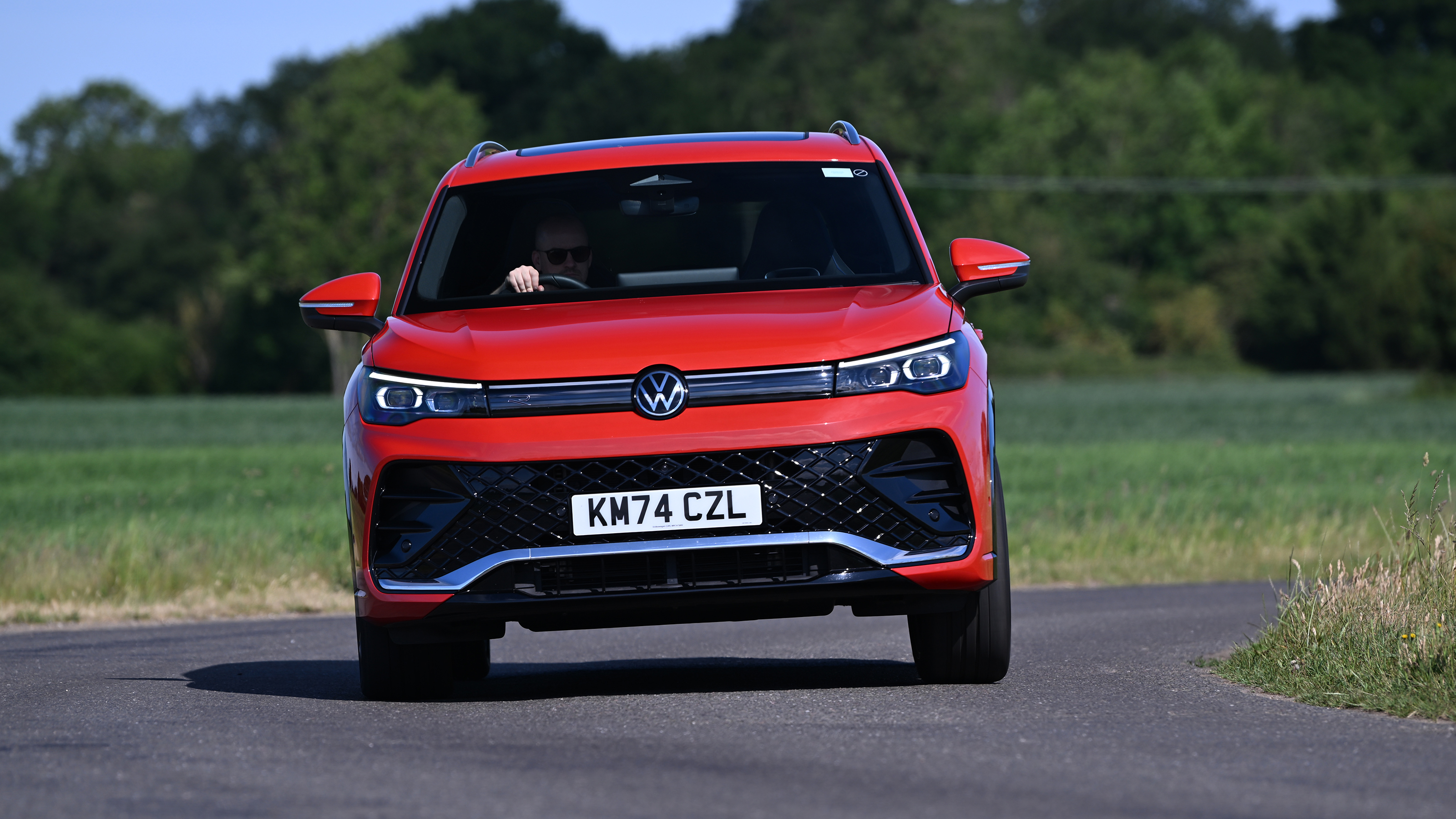 Volkswagen Tiguan R-Line 2.0 TSI 4Motion - front cornering