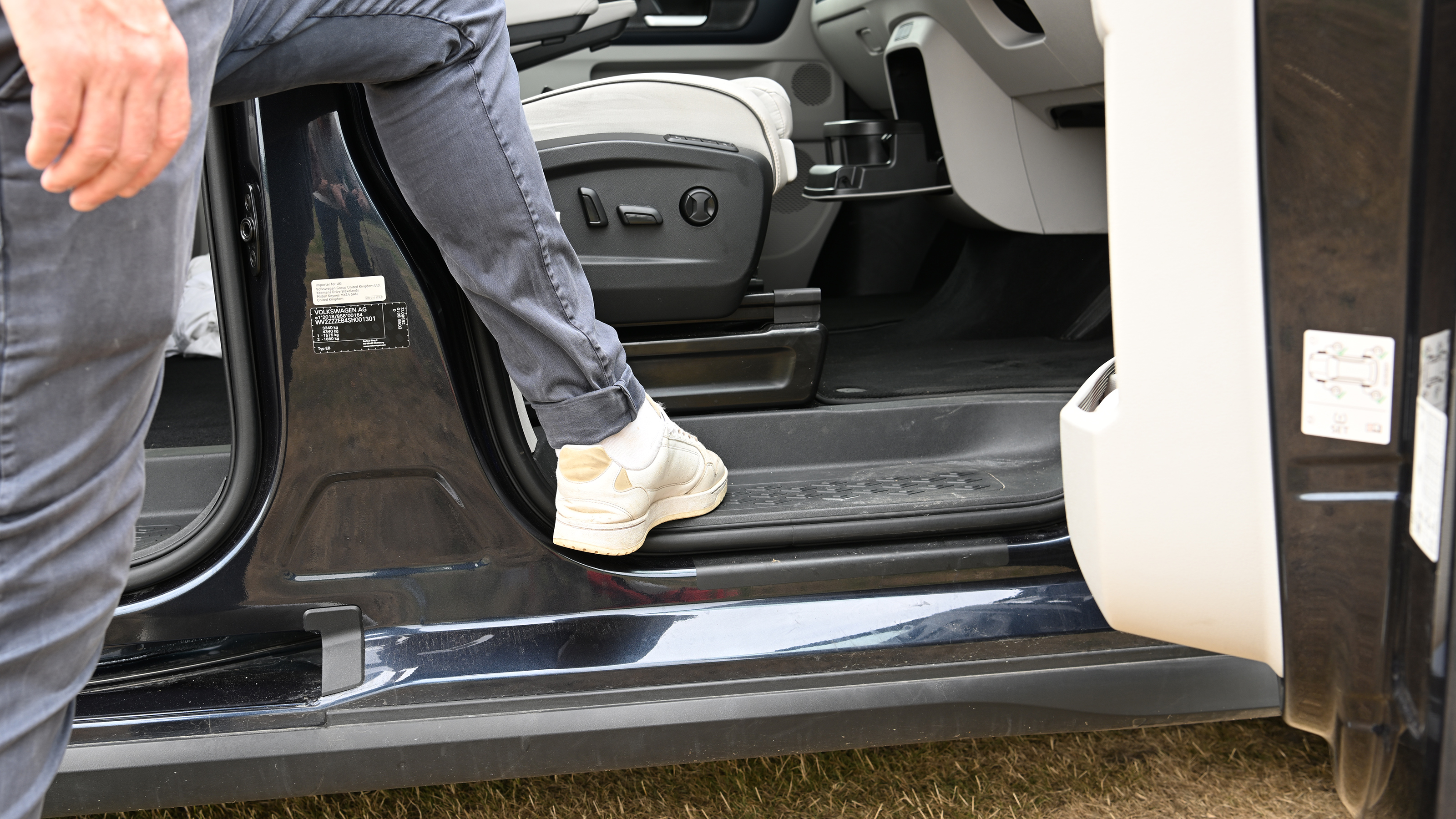 Volkswagen ID. Buzz LWB - entry step