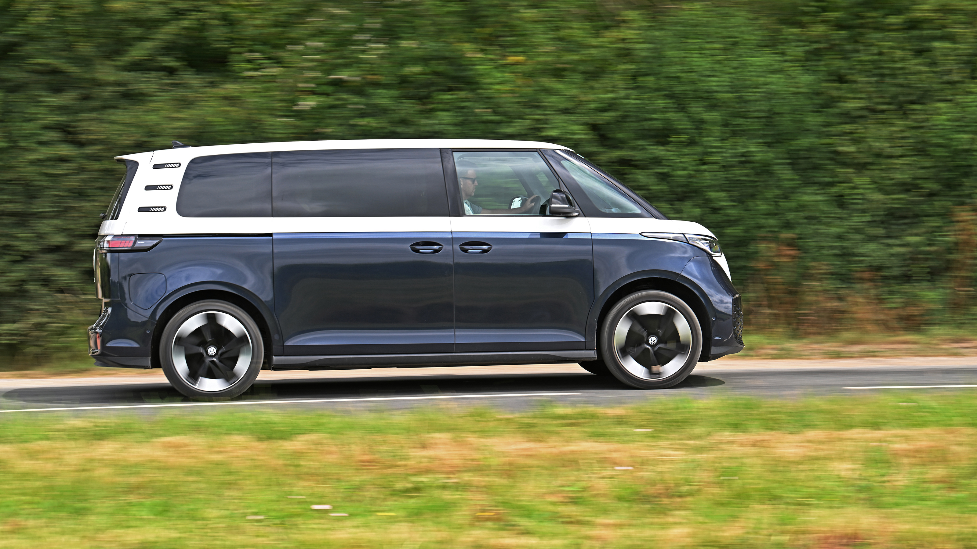 Volkswagen ID. Buzz LWB - side action
