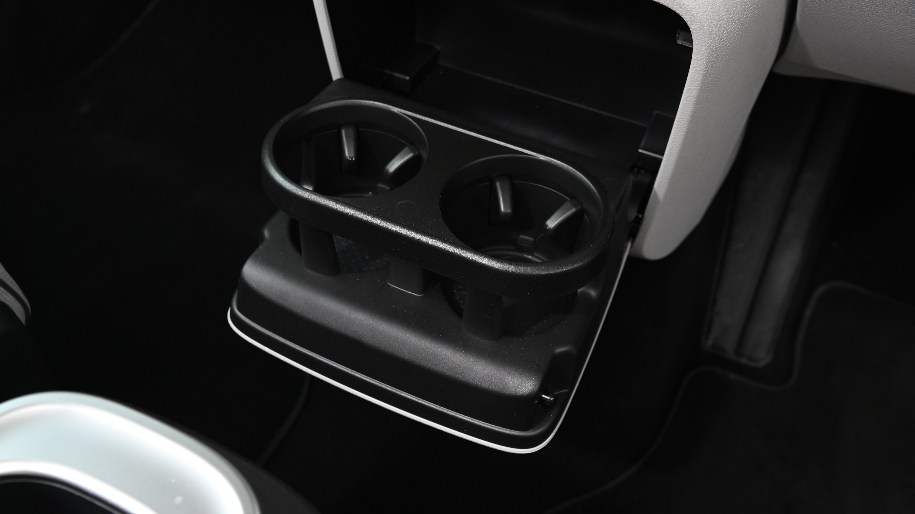 Volkswagen ID. Buzz LWB - rear cupholders
