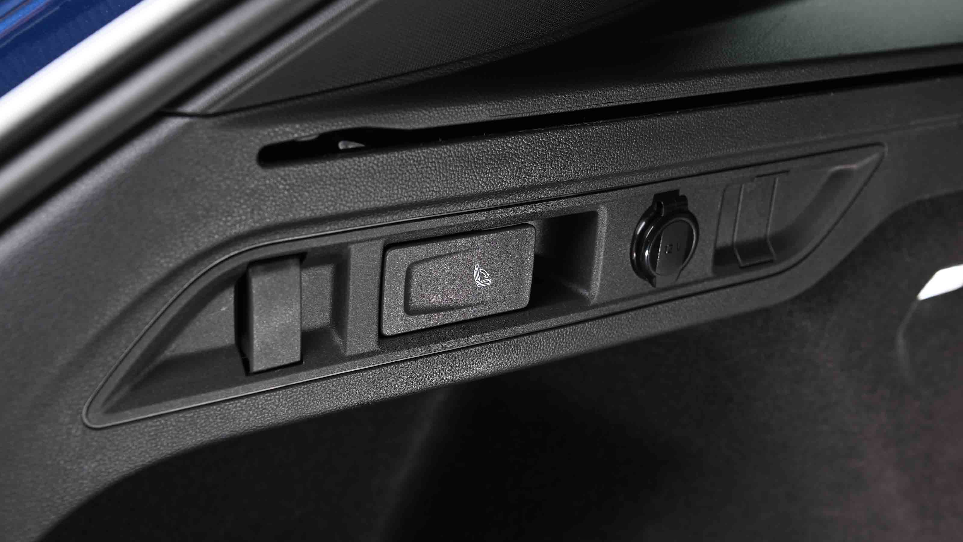 Volkswagen Passat - rear seat folding quick release lever