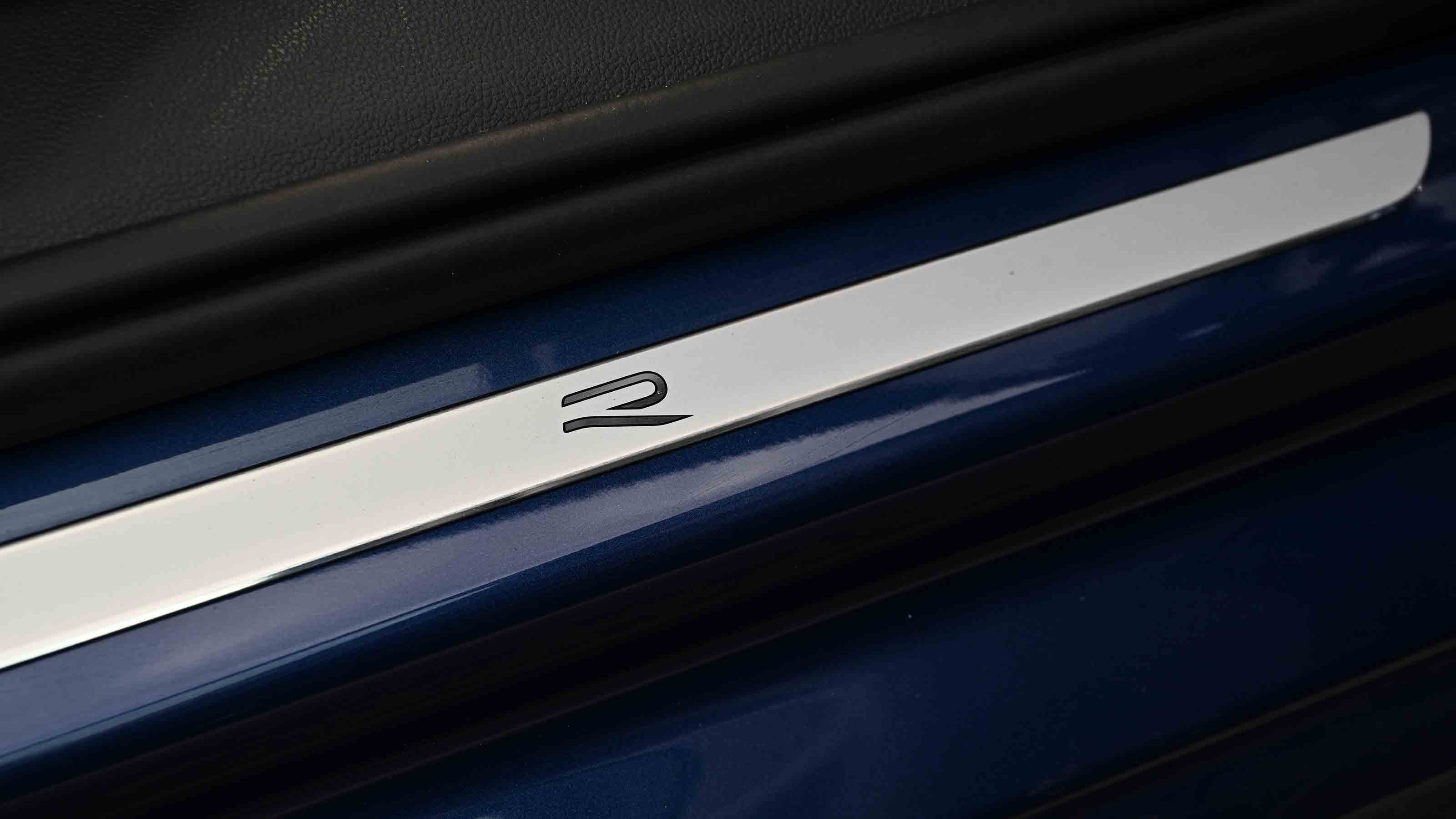 Volkswagen Passat - R-Line sill trim
