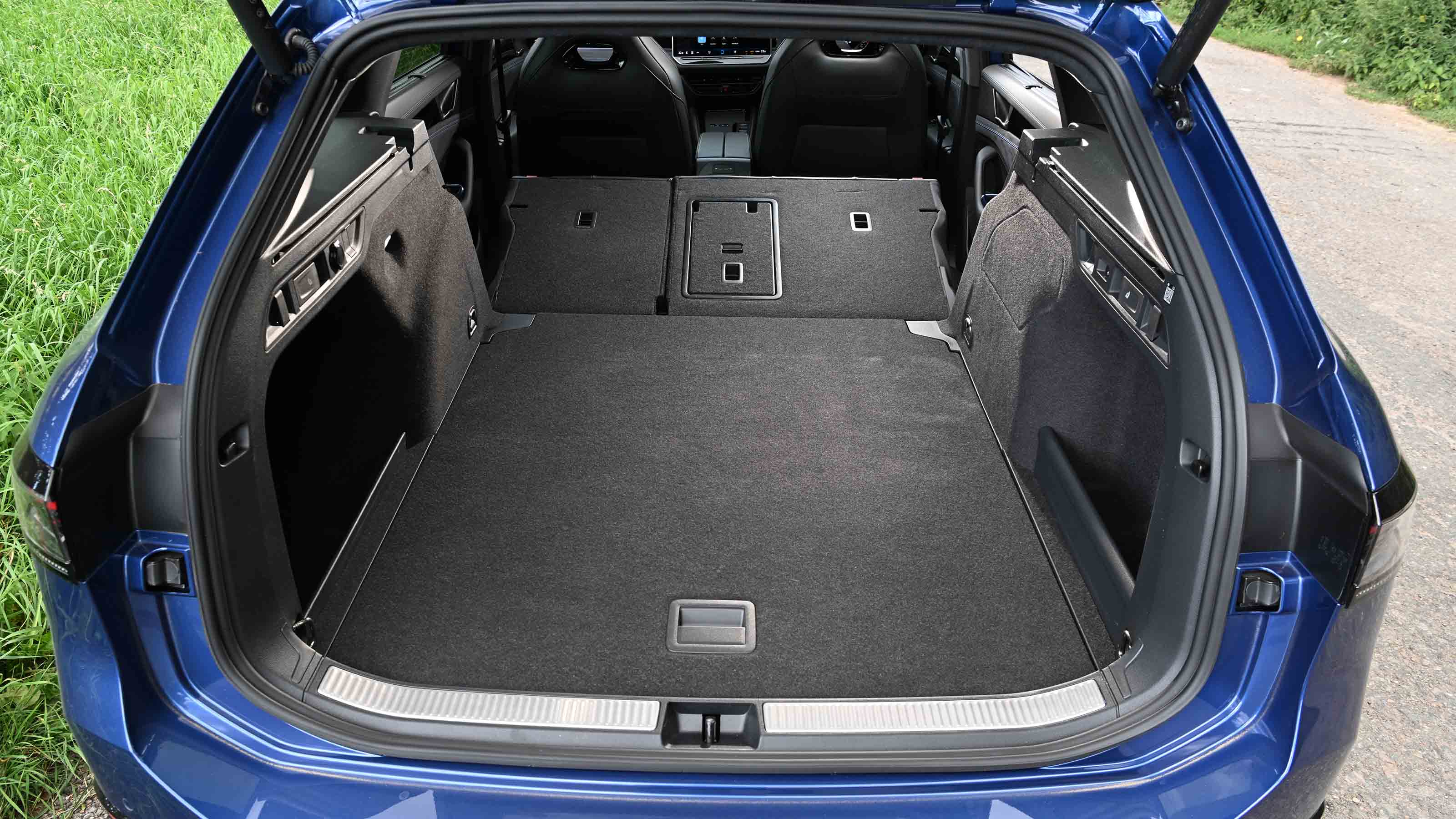 Volkswagen Passat - boot, seats down