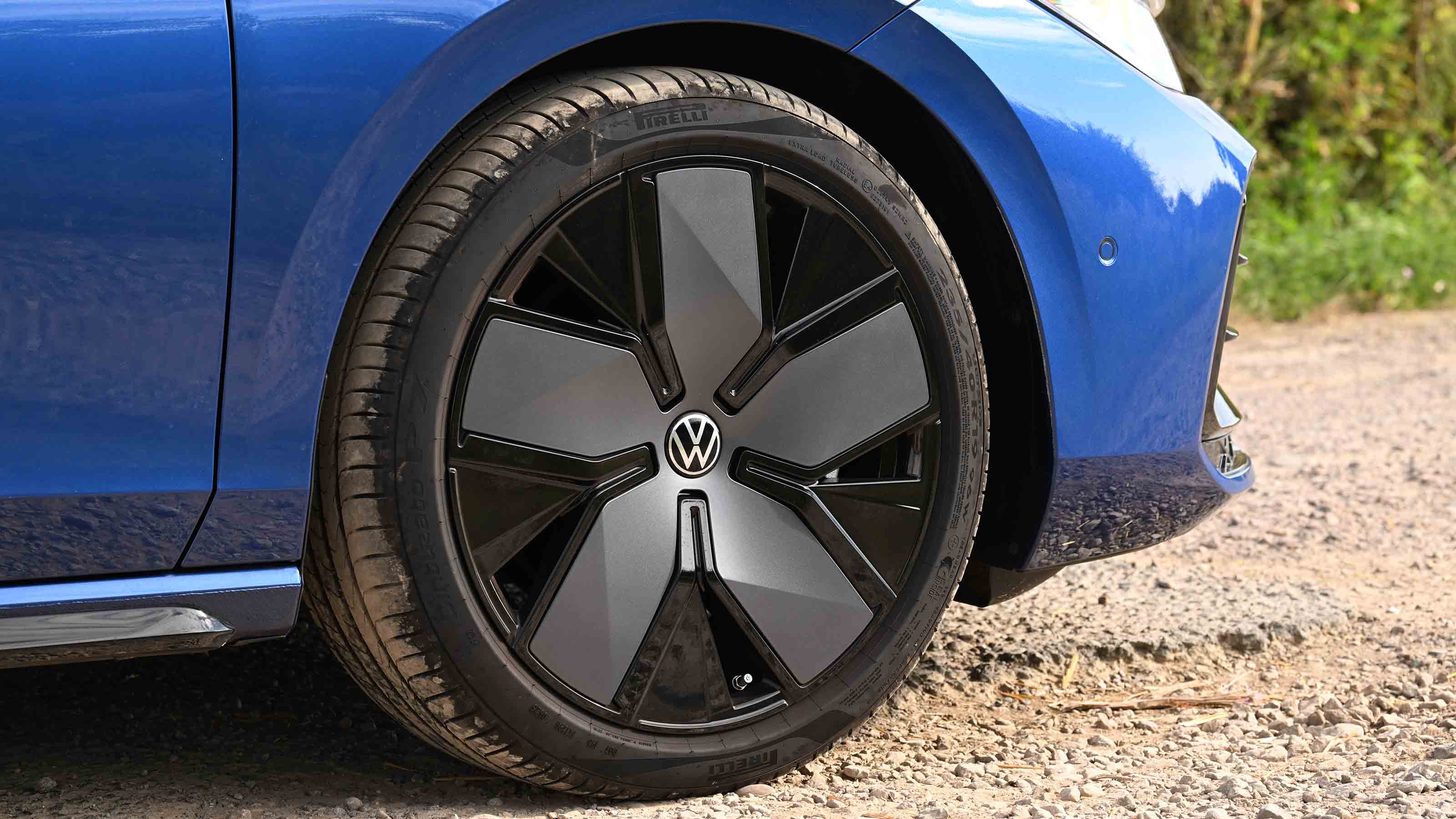 Volkswagen Passat - 19in 'Leeds' alloy wheel detail