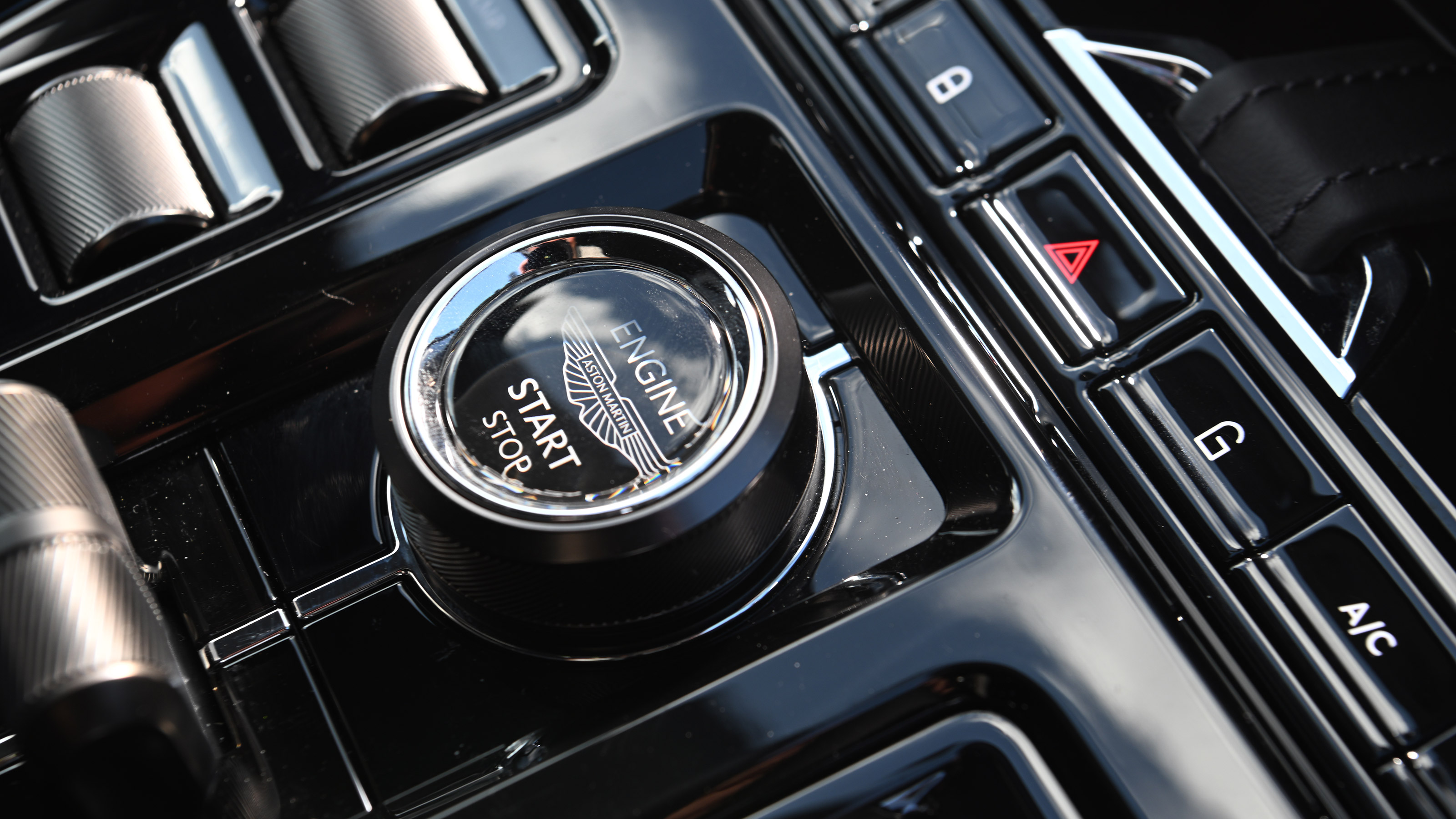 Aston Martin DBX S - start/stop