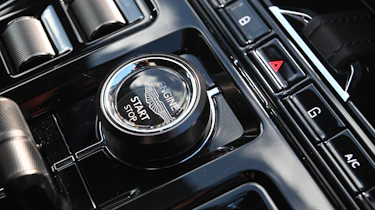 Aston Martin DBX S - start/stop