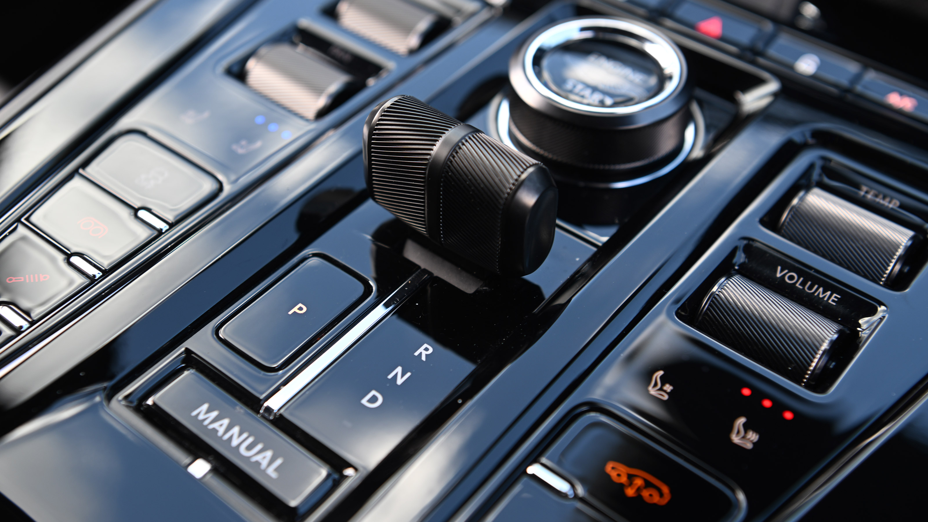 Aston Martin DBX S - centre console