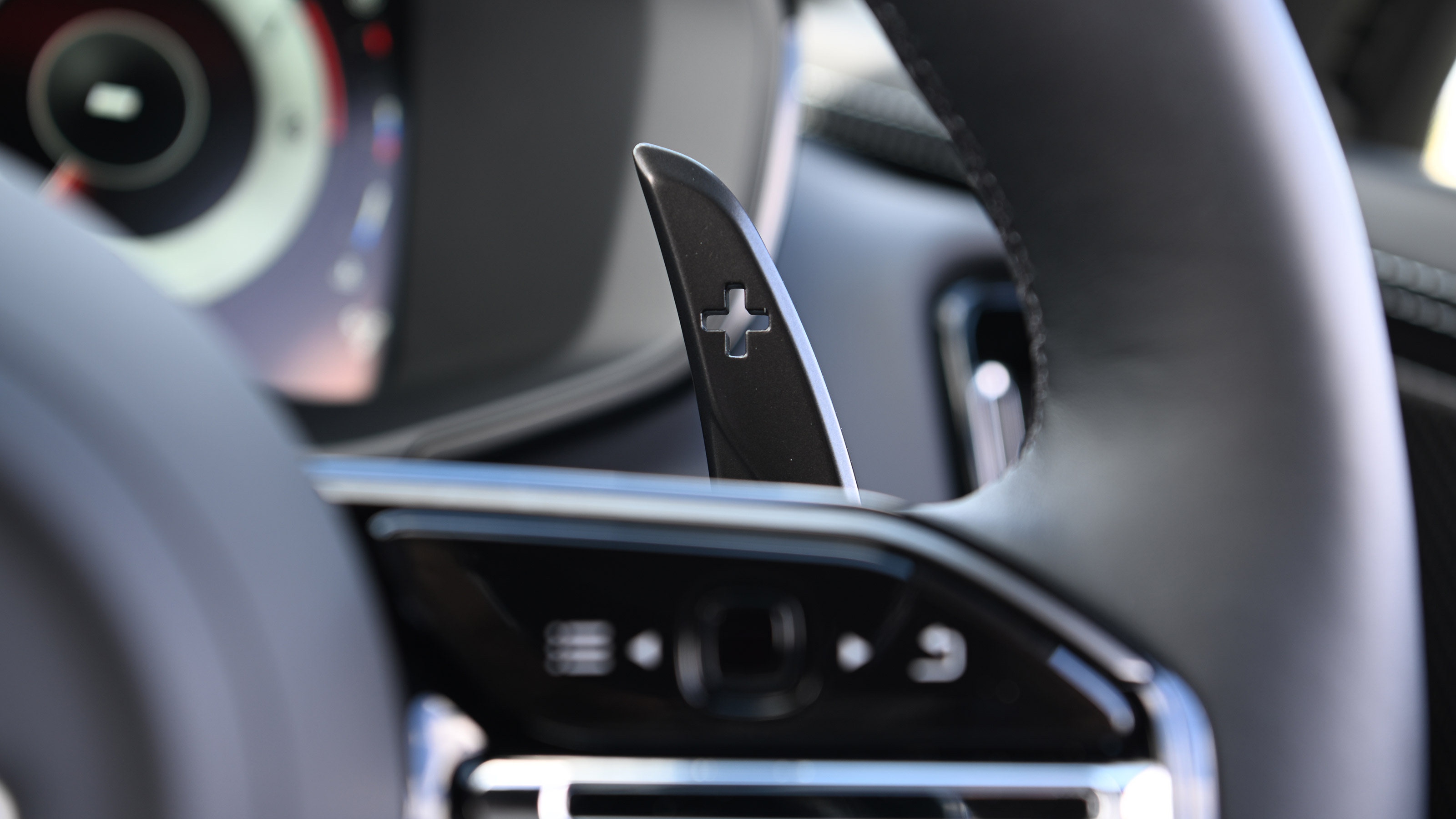 Aston Martin DBX S - paddle
