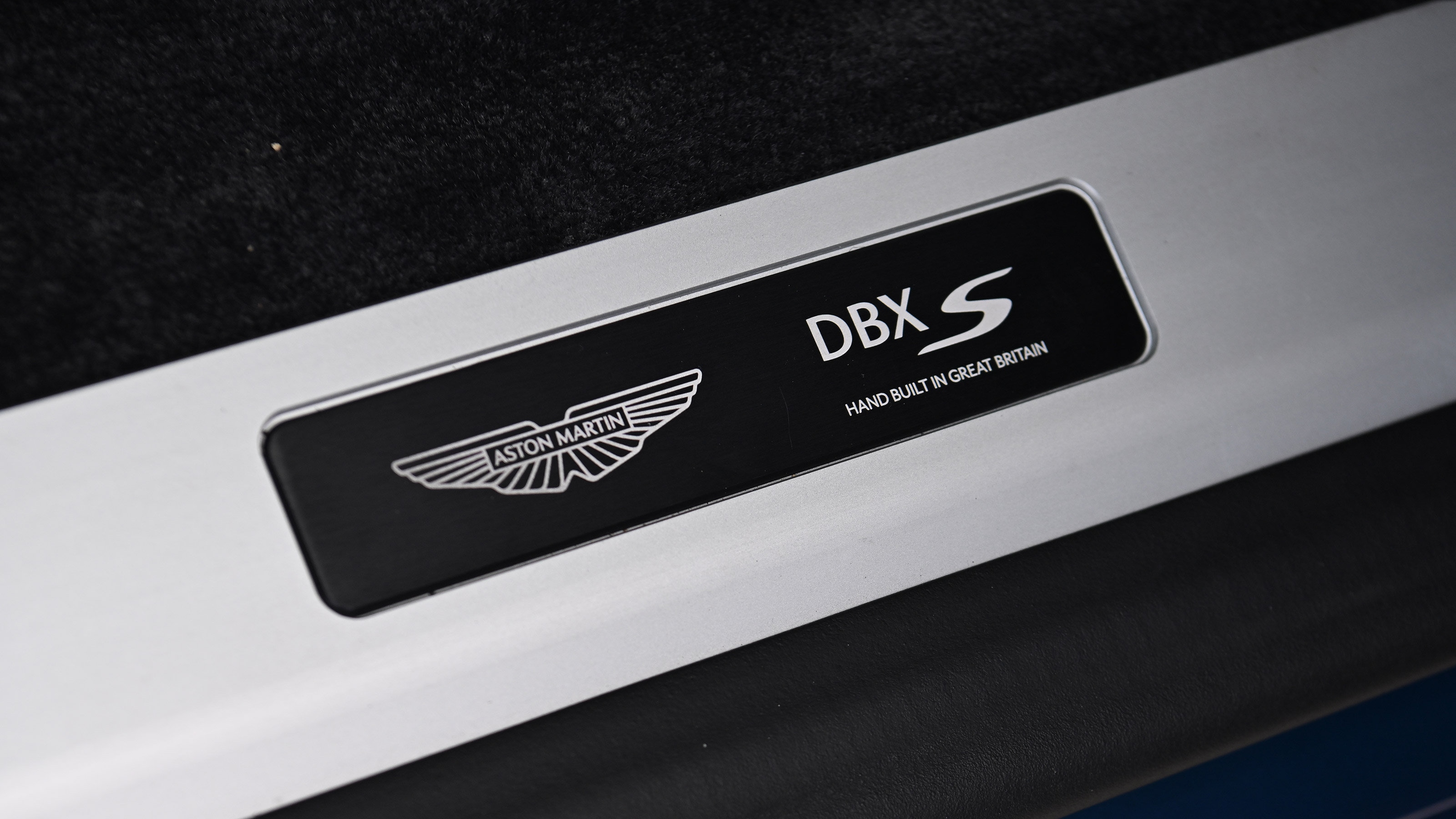 Aston Martin DBX S - sill
