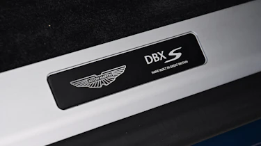 Aston Martin DBX S - sill