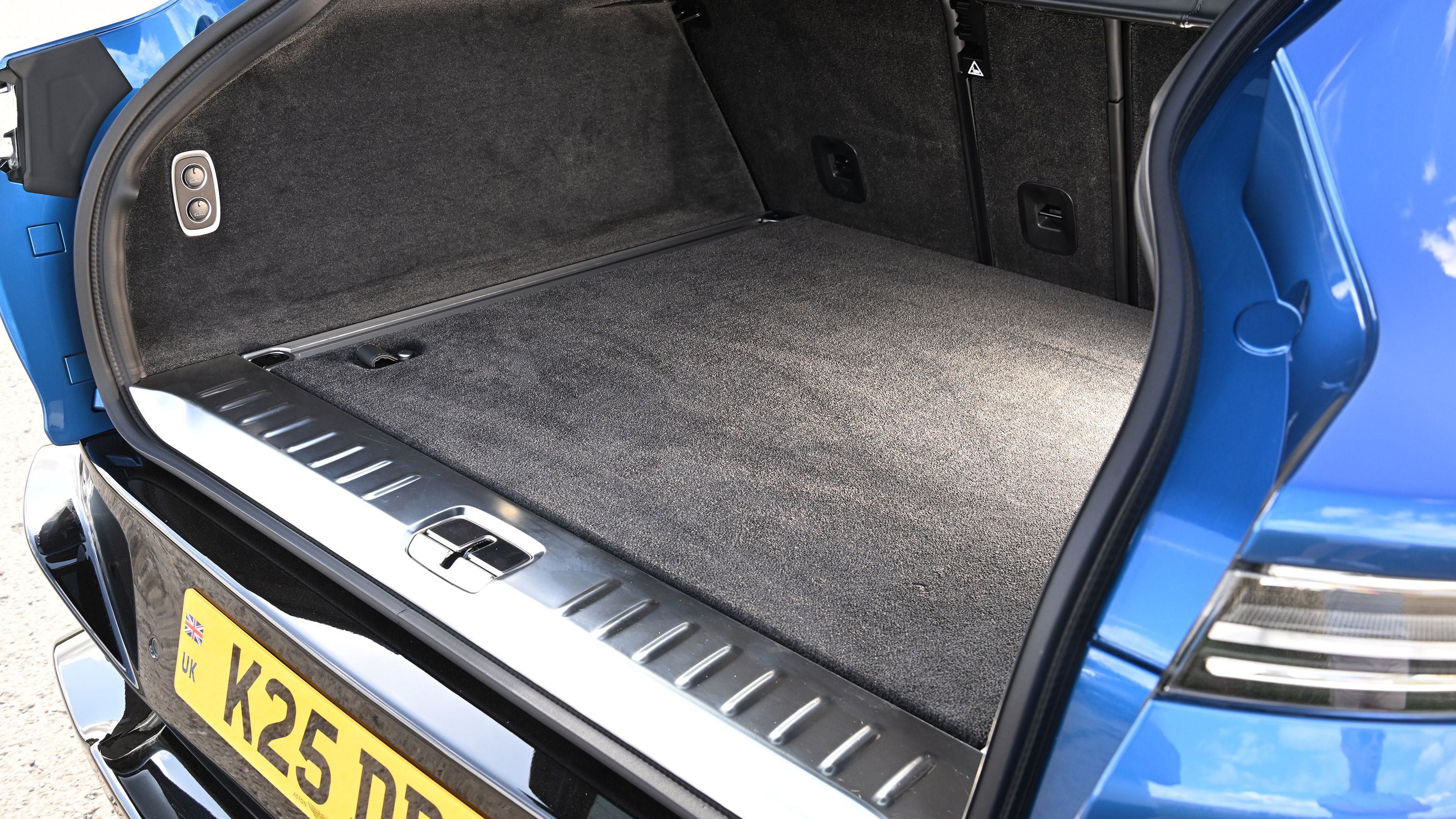 Aston Martin DBX S - boot