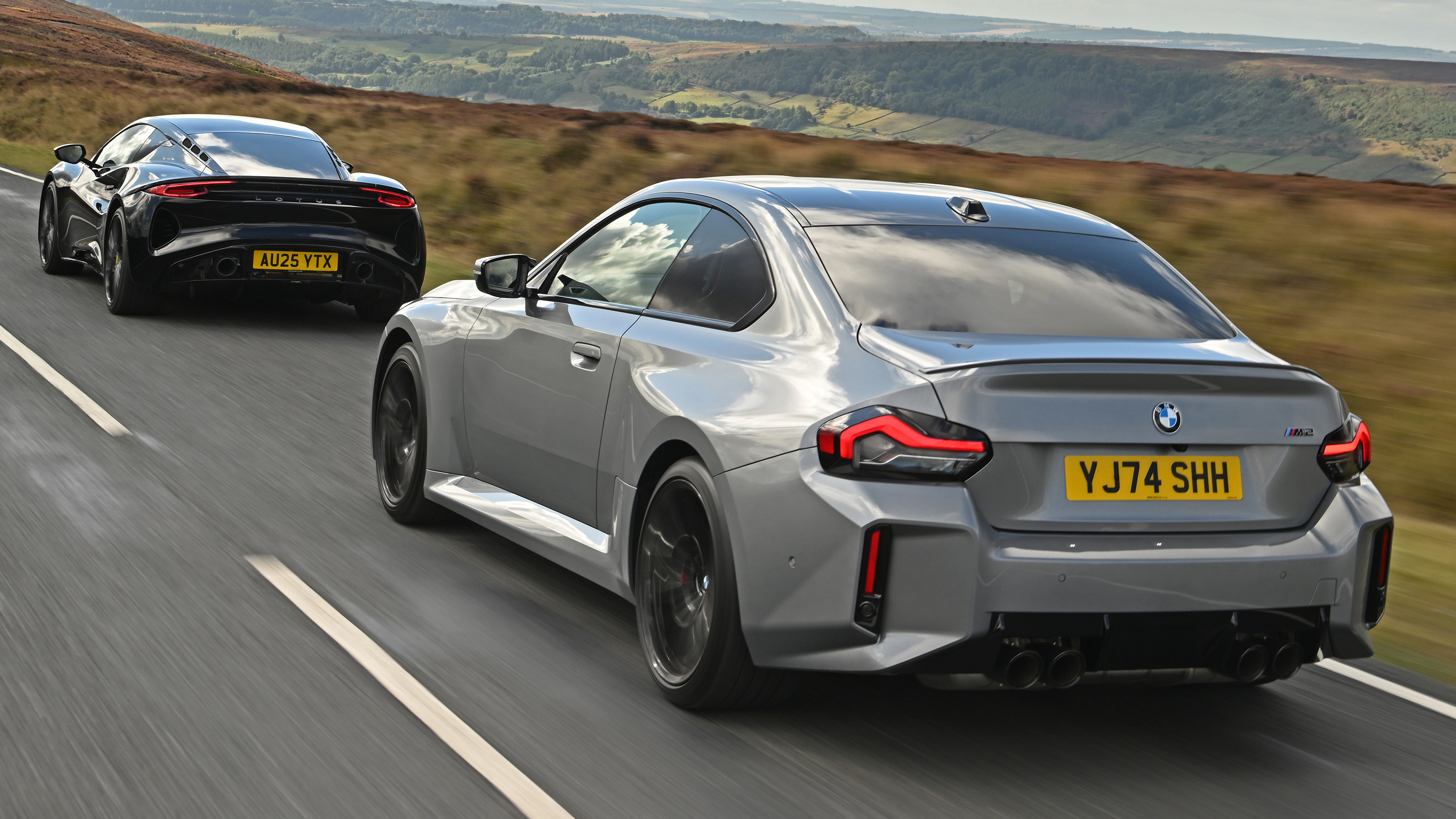 BMW M2 vs Lotus Emira - rear tracking
