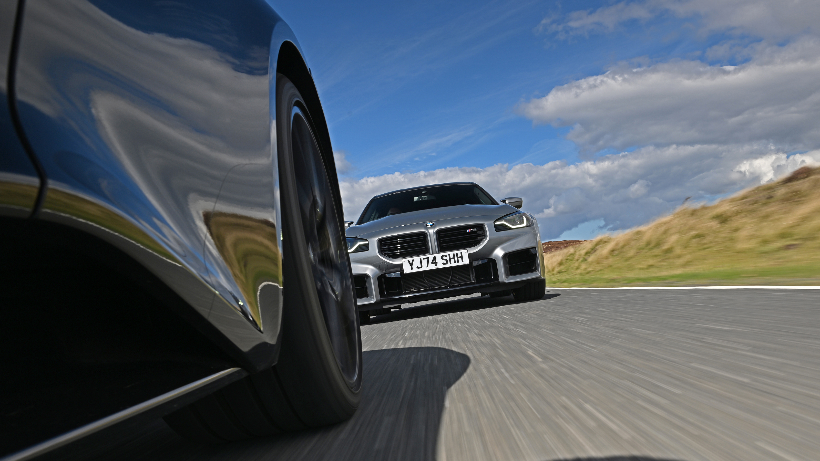 BMW M2 vs Lotus Emira - side tracking