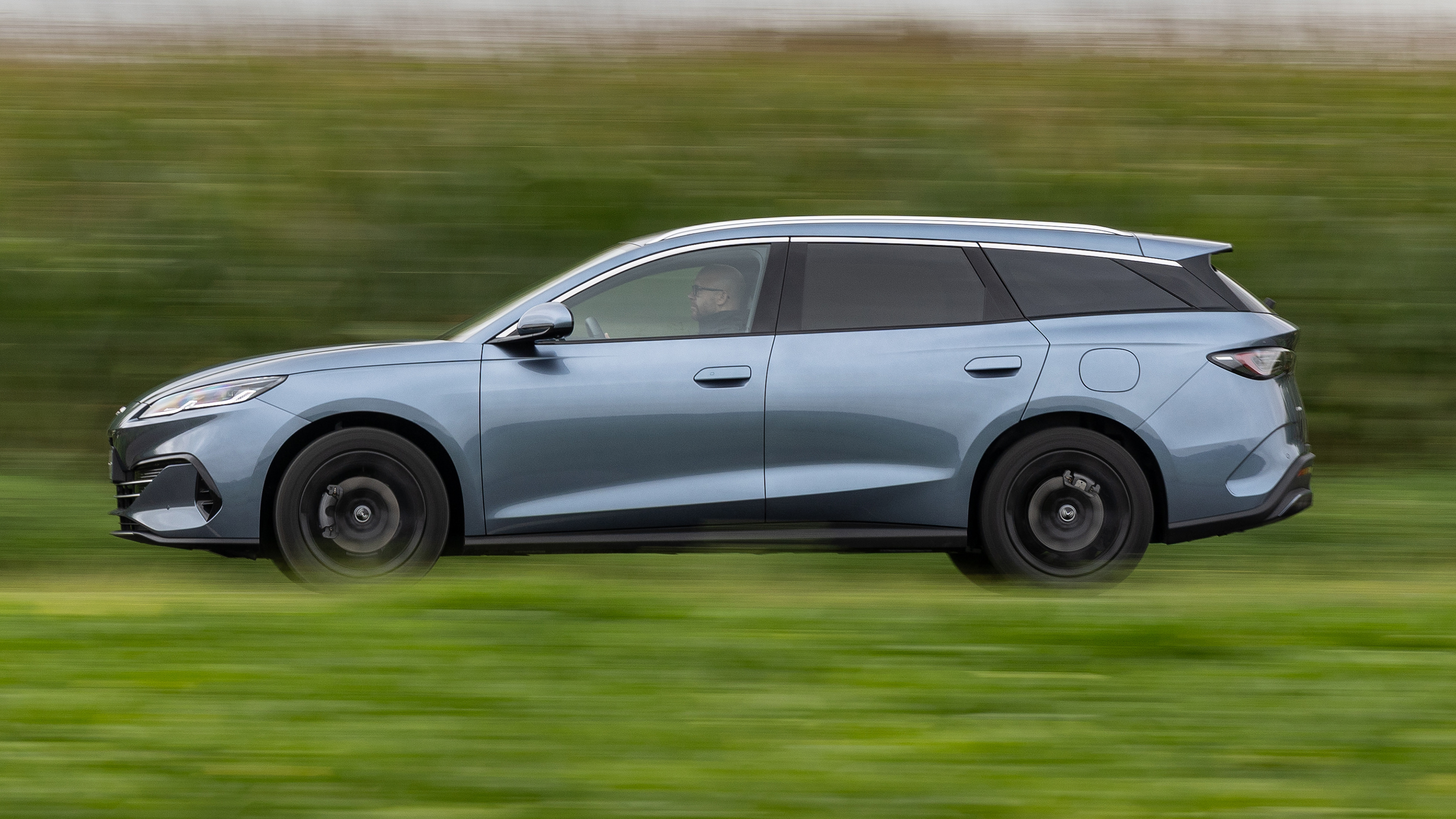 BYD Seal 6 Touring - side action