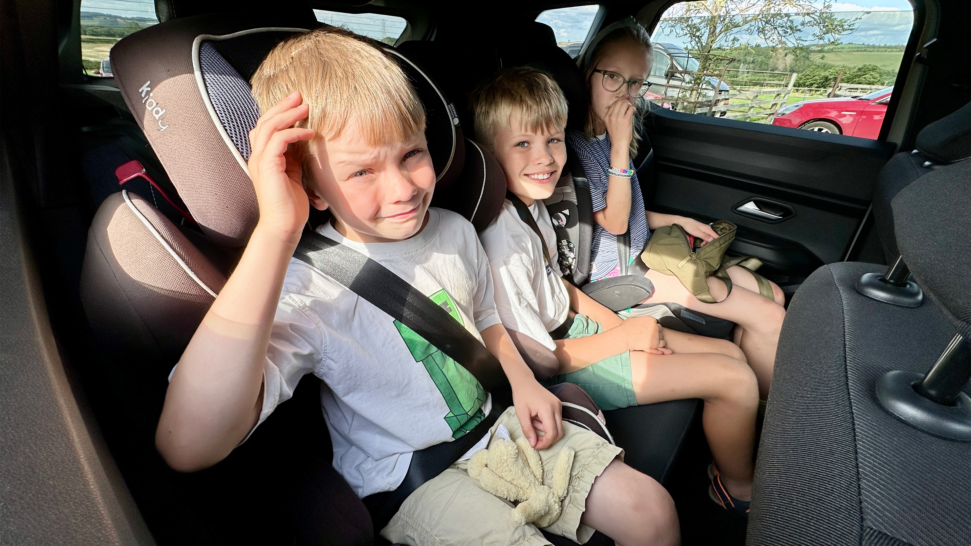 Dacia Duster Journey Hybrid long-term - full back seats