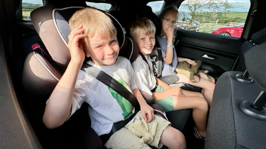 Dacia Duster Journey Hybrid long-term - full back seats
