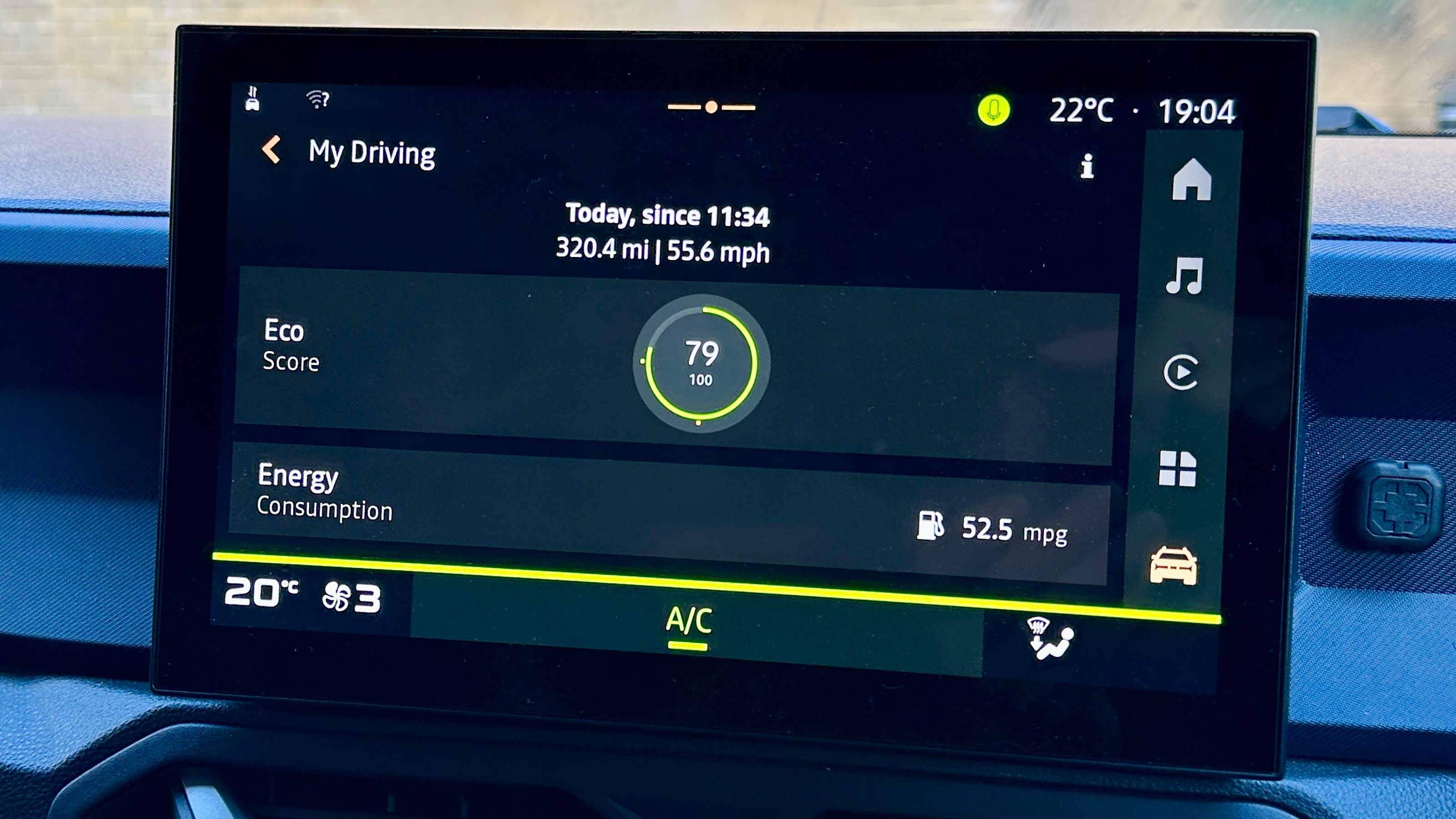 Dacia Duster Journey Hybrid long-term - infotainment screen